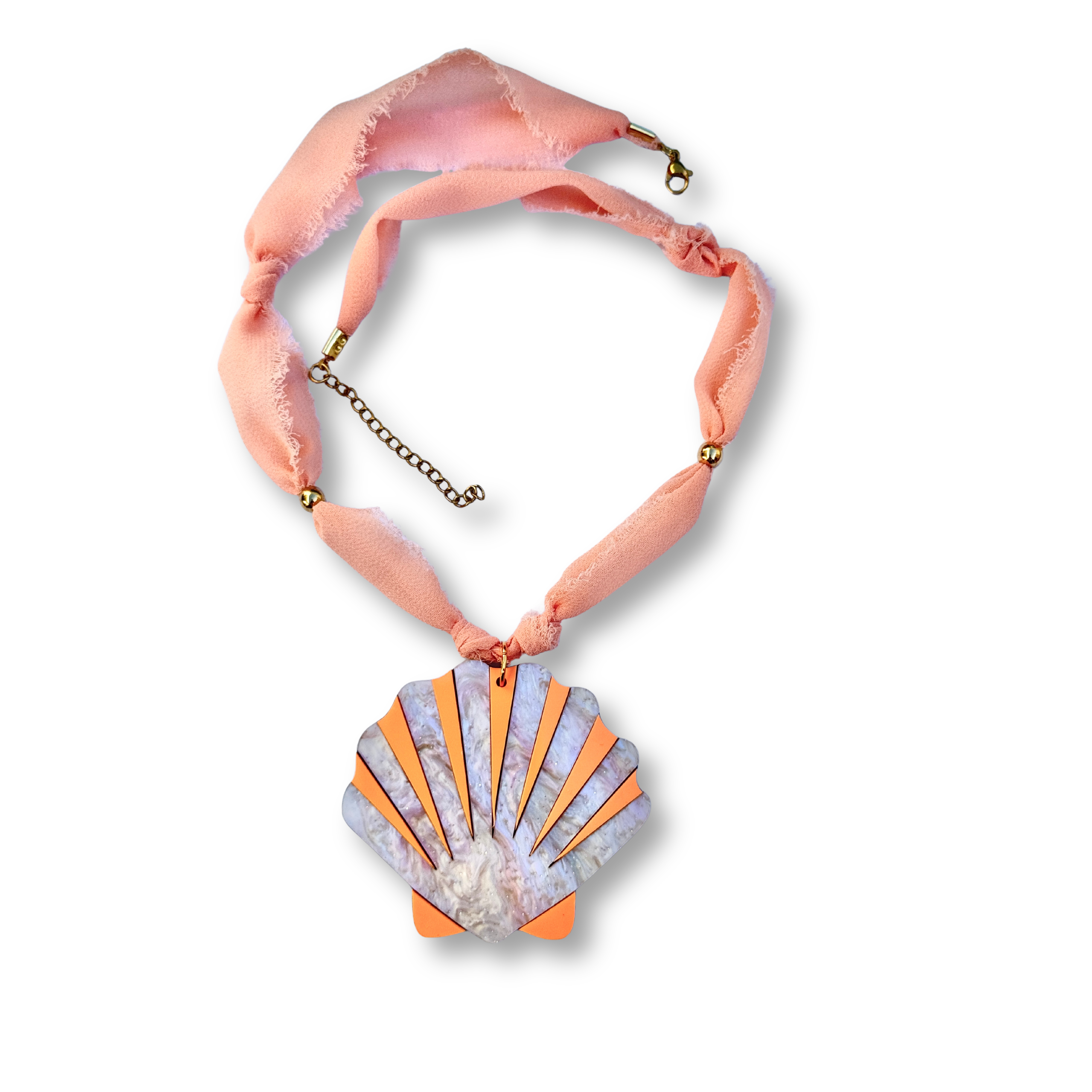 Collares de metacrilato ligero con motivos de playa y mar, colección Sol y Brilli de TaRo Joyas, accesorios alegres y coloridos para destacar tu outfit.