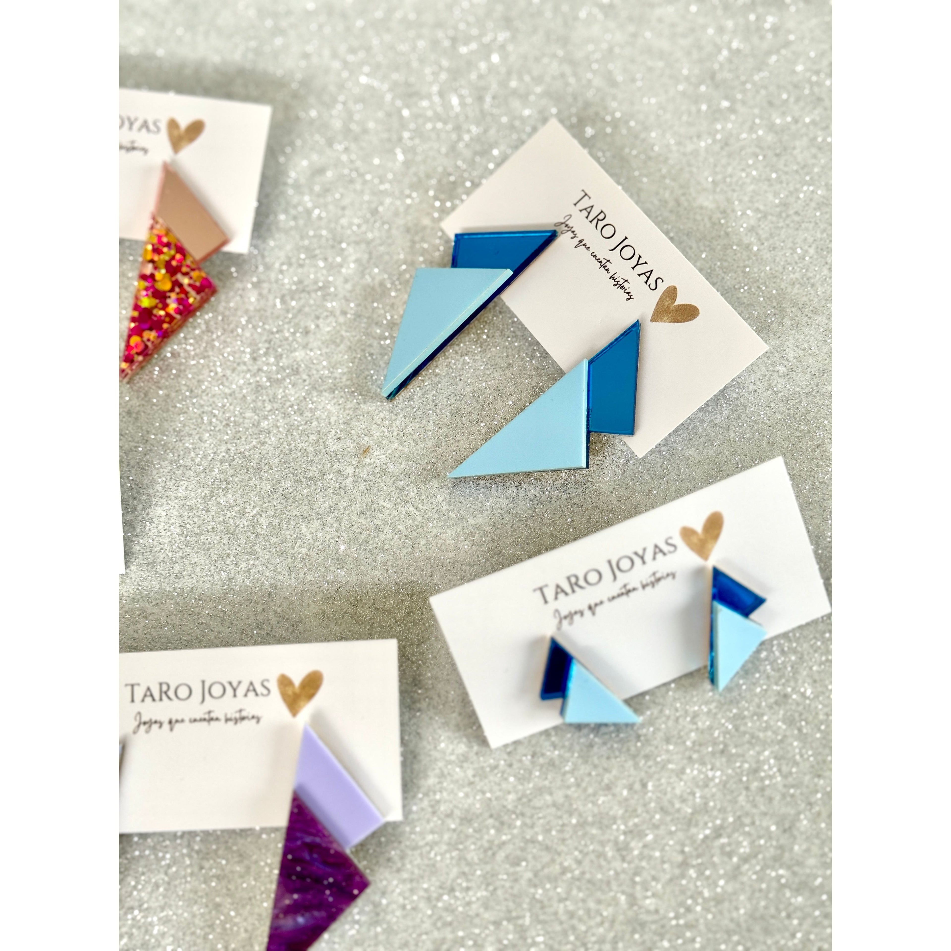 Pendientes TaRo Joyas de metacrilato ligero con colores vibrantes, colección Ataraxia, accesorios únicos y originales para elevar tu look de fin de semana o diario.