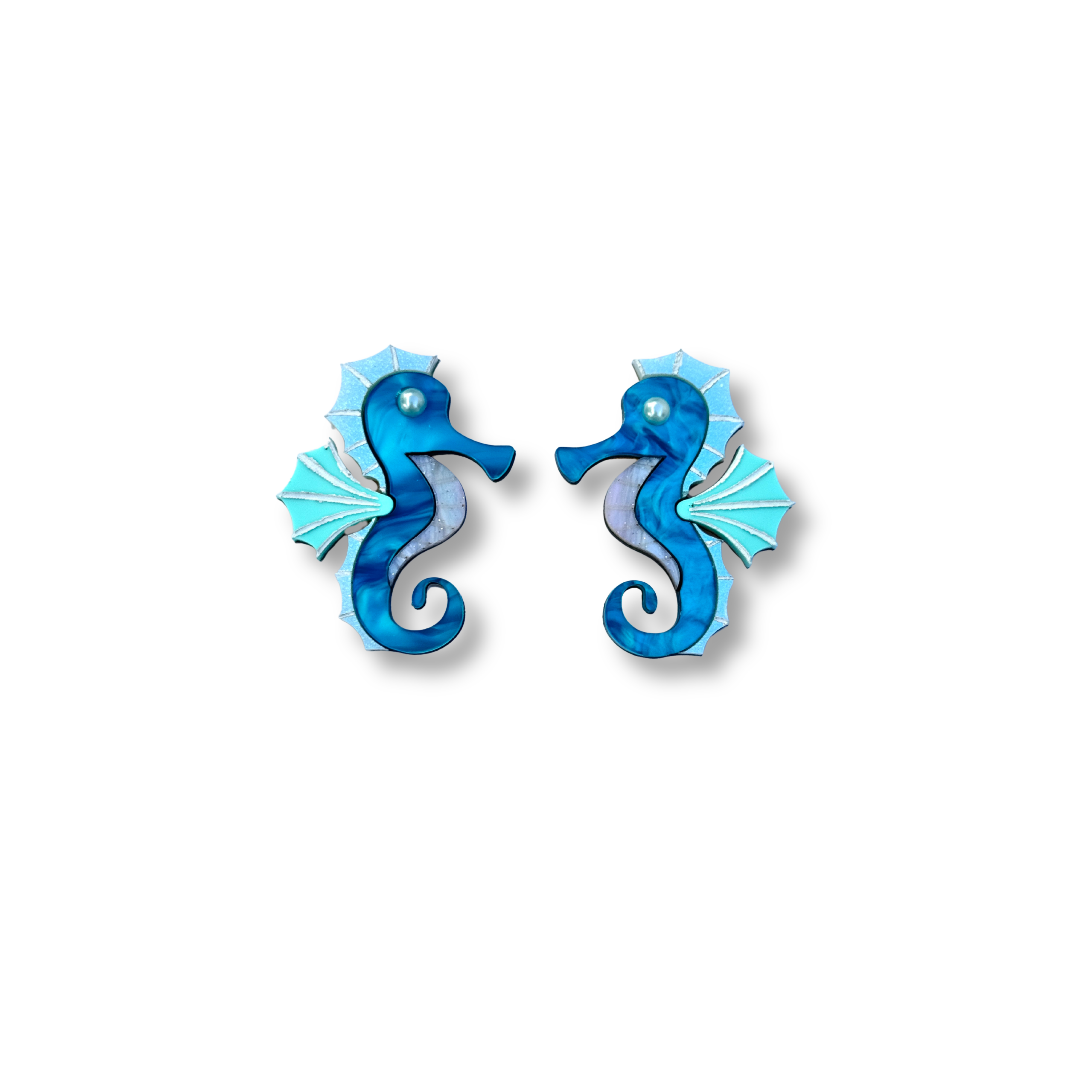 Pendientes TaRo Joyas de metacrilato ligero con diseños inspirados en el mar y la playa, colección Sol y Brilli, accesorios alegres y originales para brillar en verano. caballito de mar