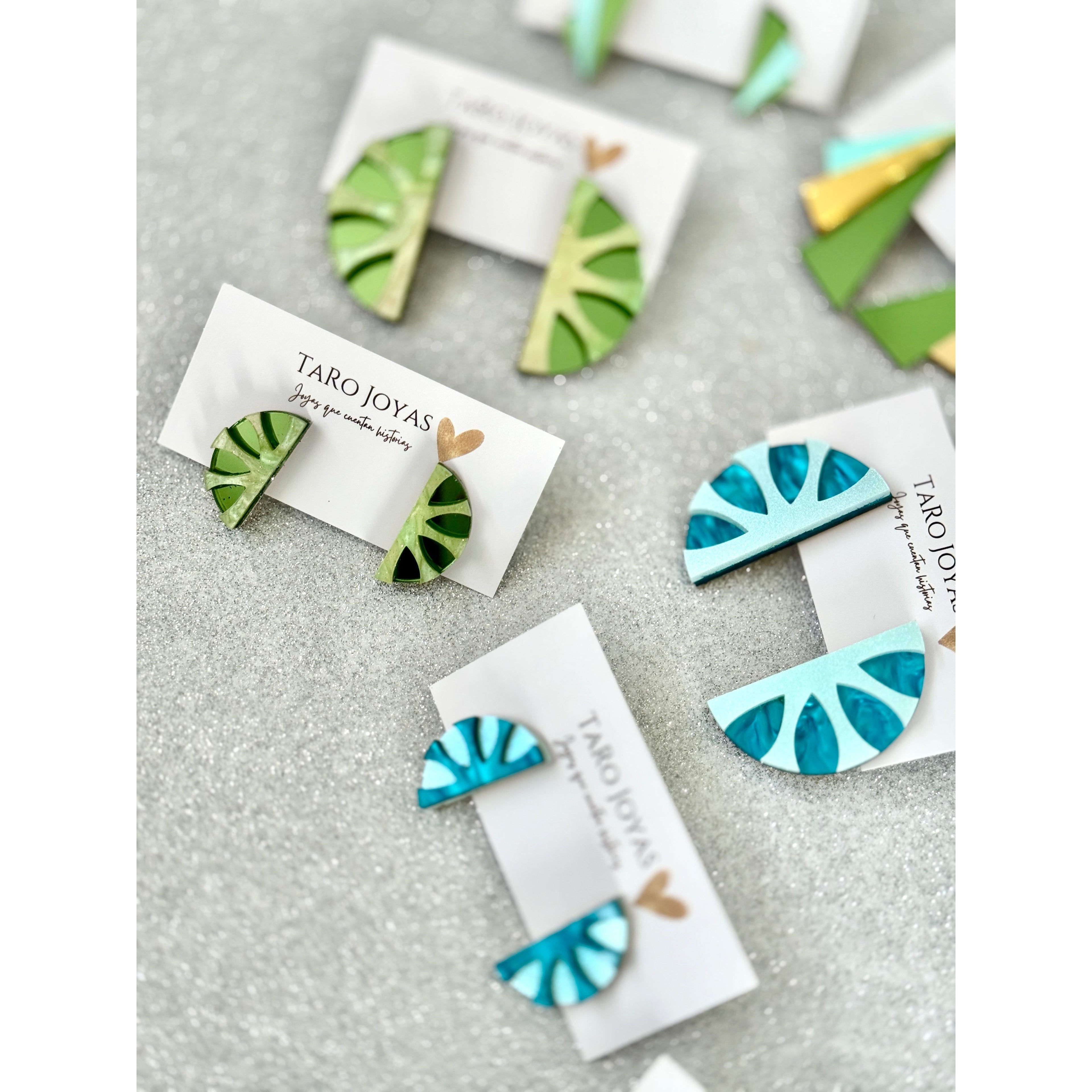 Pendientes TaRo Joyas de metacrilato ligero con colores vibrantes, colección Ataraxia, accesorios únicos y originales para elevar tu look de fin de semana o diario.