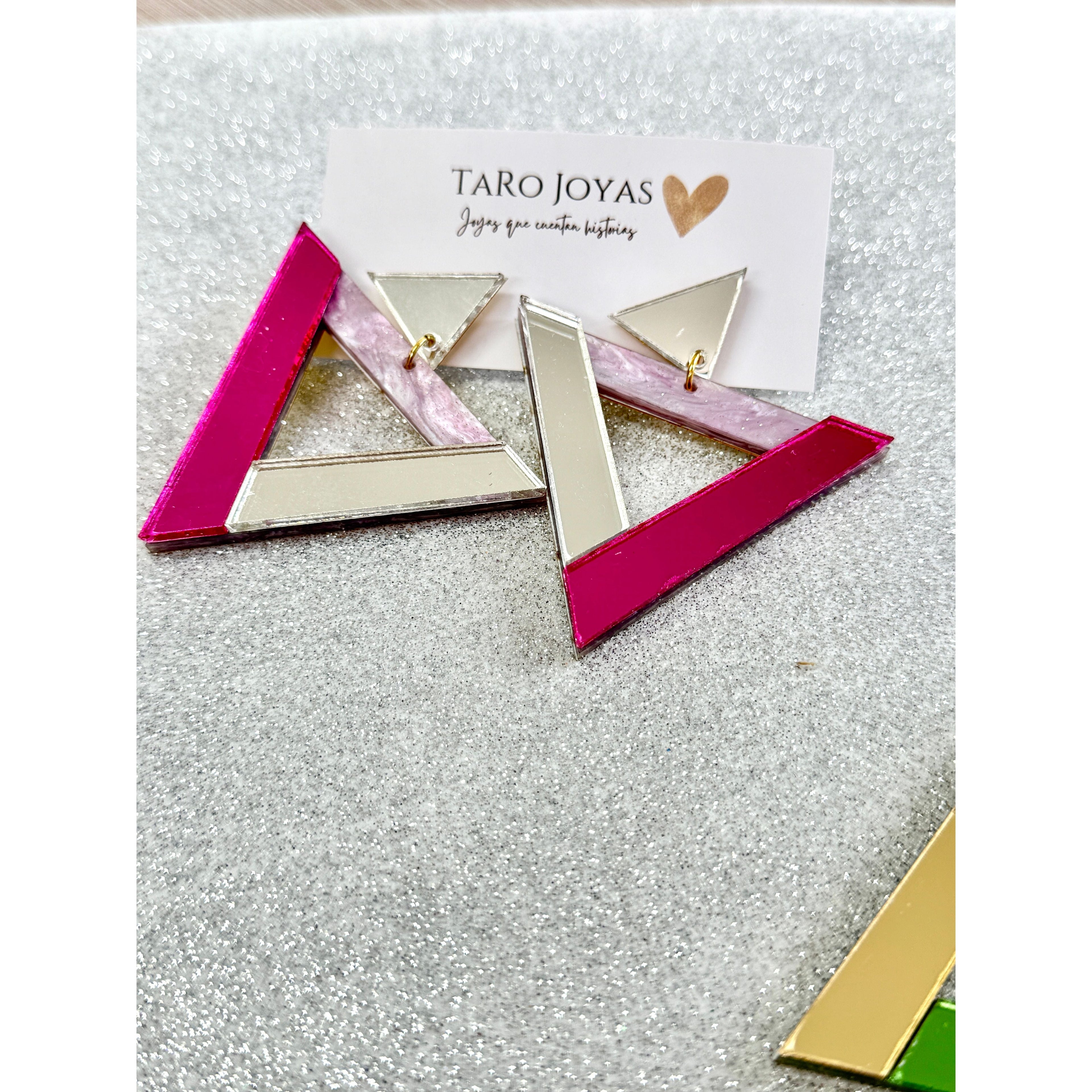 Pendientes TaRo Joyas de metacrilato ligero con colores vibrantes, colección Ataraxia, accesorios únicos y originales para elevar tu look de fin de semana o diario.