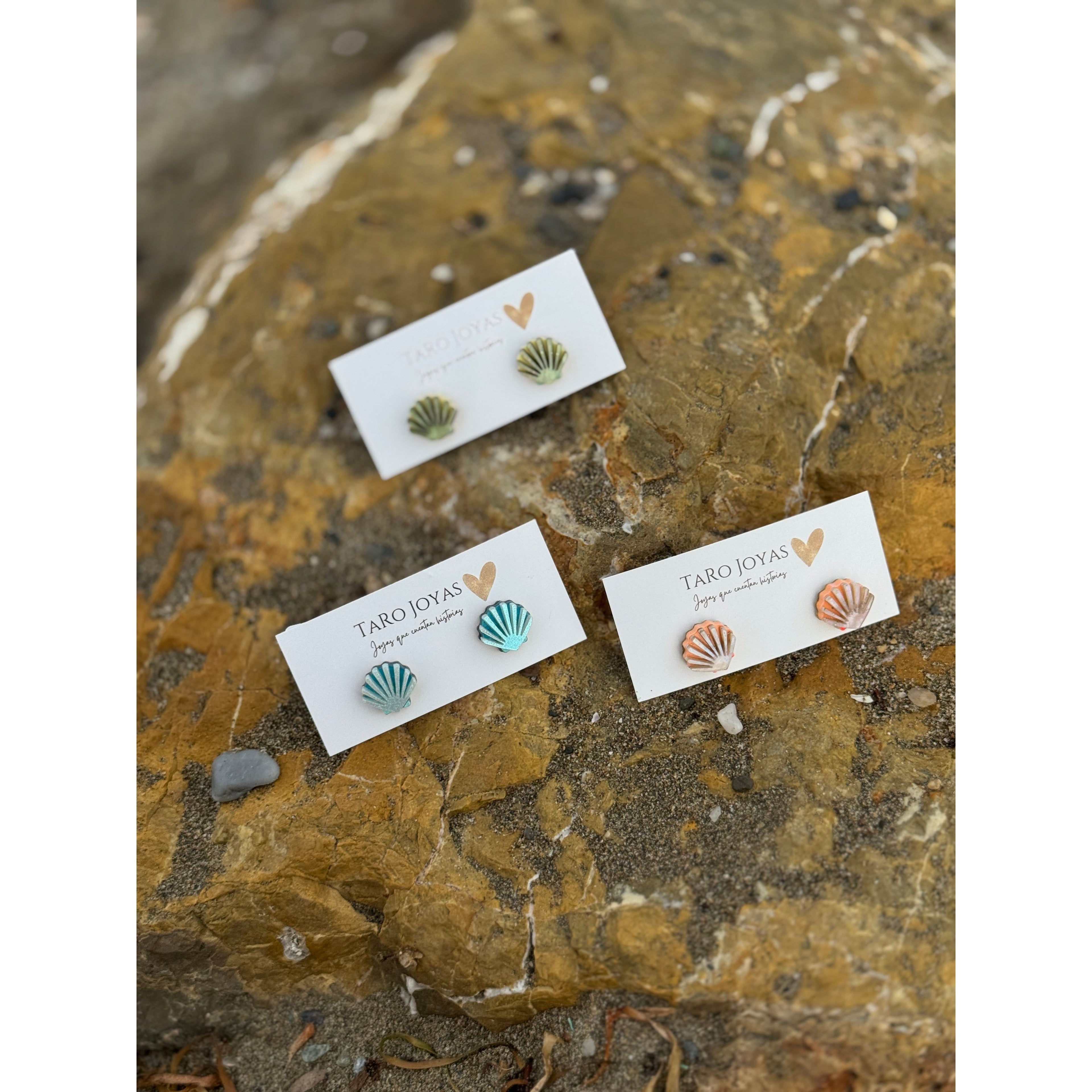 Pendientes mini Almeja Arenita-Pendientes TaRo Joyas de metacrilato ligero con diseños inspirados en el mar y la playa, colección Sol y Brilli, accesorios alegres y originales para brillar en verano.