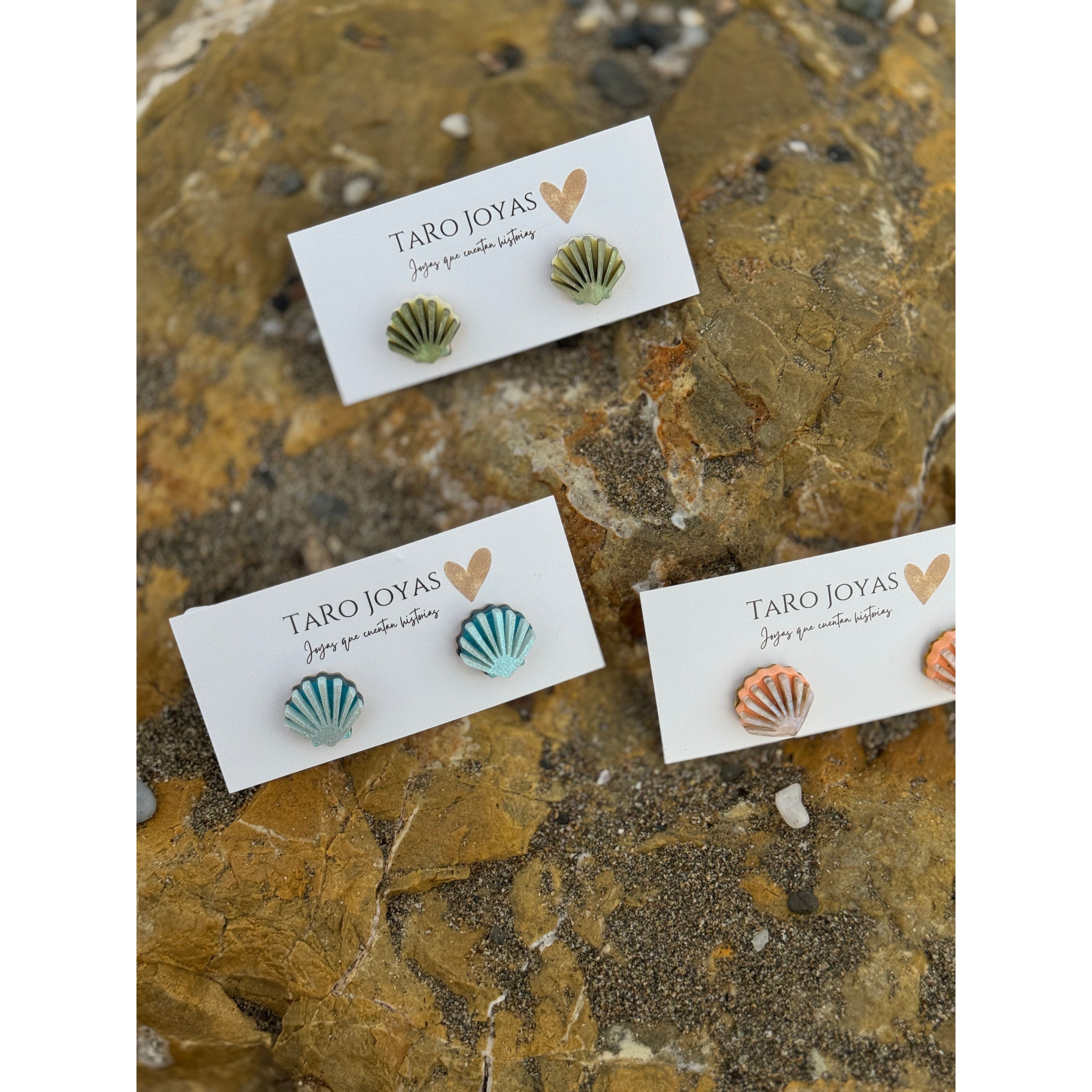 Pendientes mini Almeja Arenita-Pendientes TaRo Joyas de metacrilato ligero con diseños inspirados en el mar y la playa, colección Sol y Brilli, accesorios alegres y originales para brillar en verano.