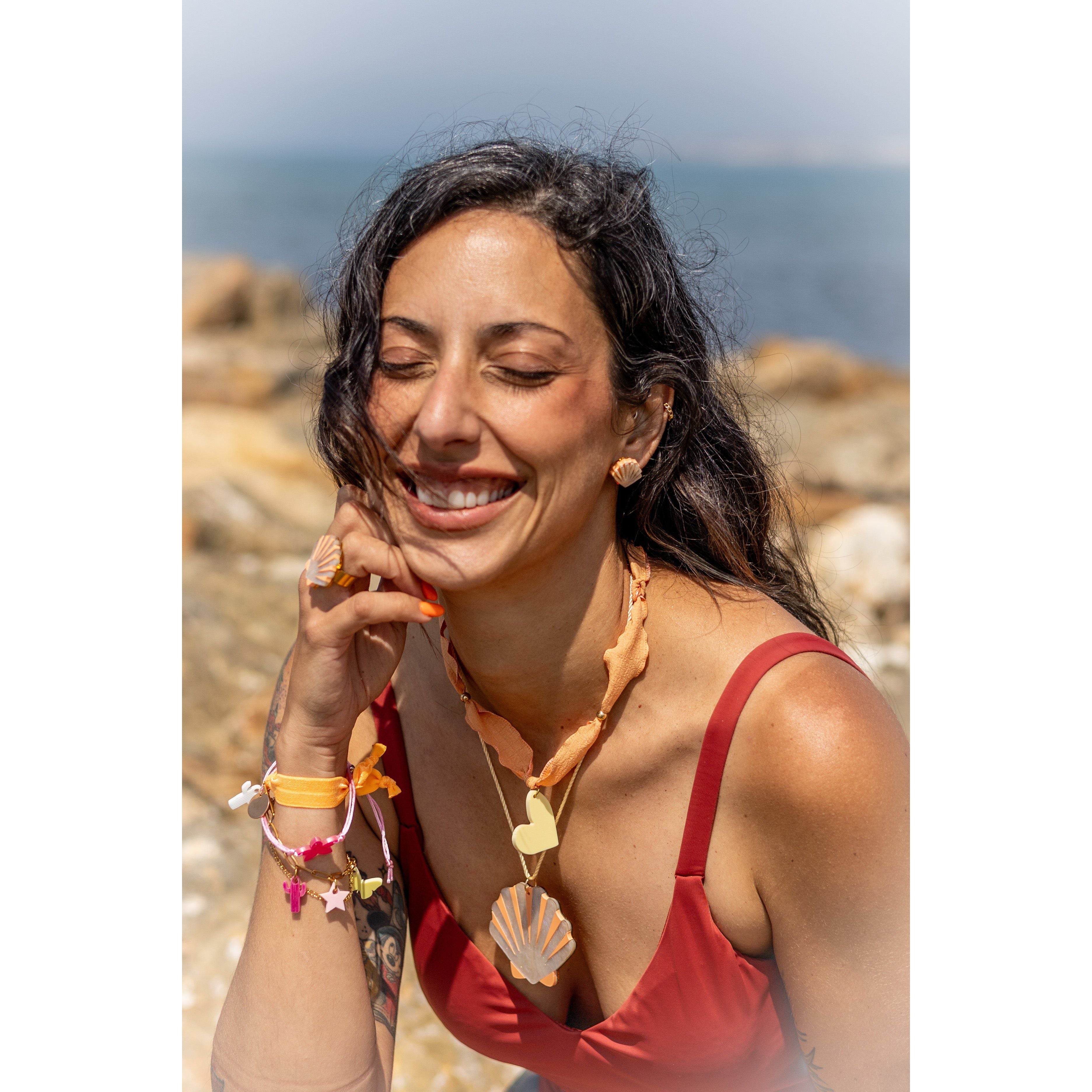 Pendientes mini Almeja Arenita-Pendientes TaRo Joyas de metacrilato ligero con diseños inspirados en el mar y la playa, colección Sol y Brilli, accesorios alegres y originales para brillar en verano.