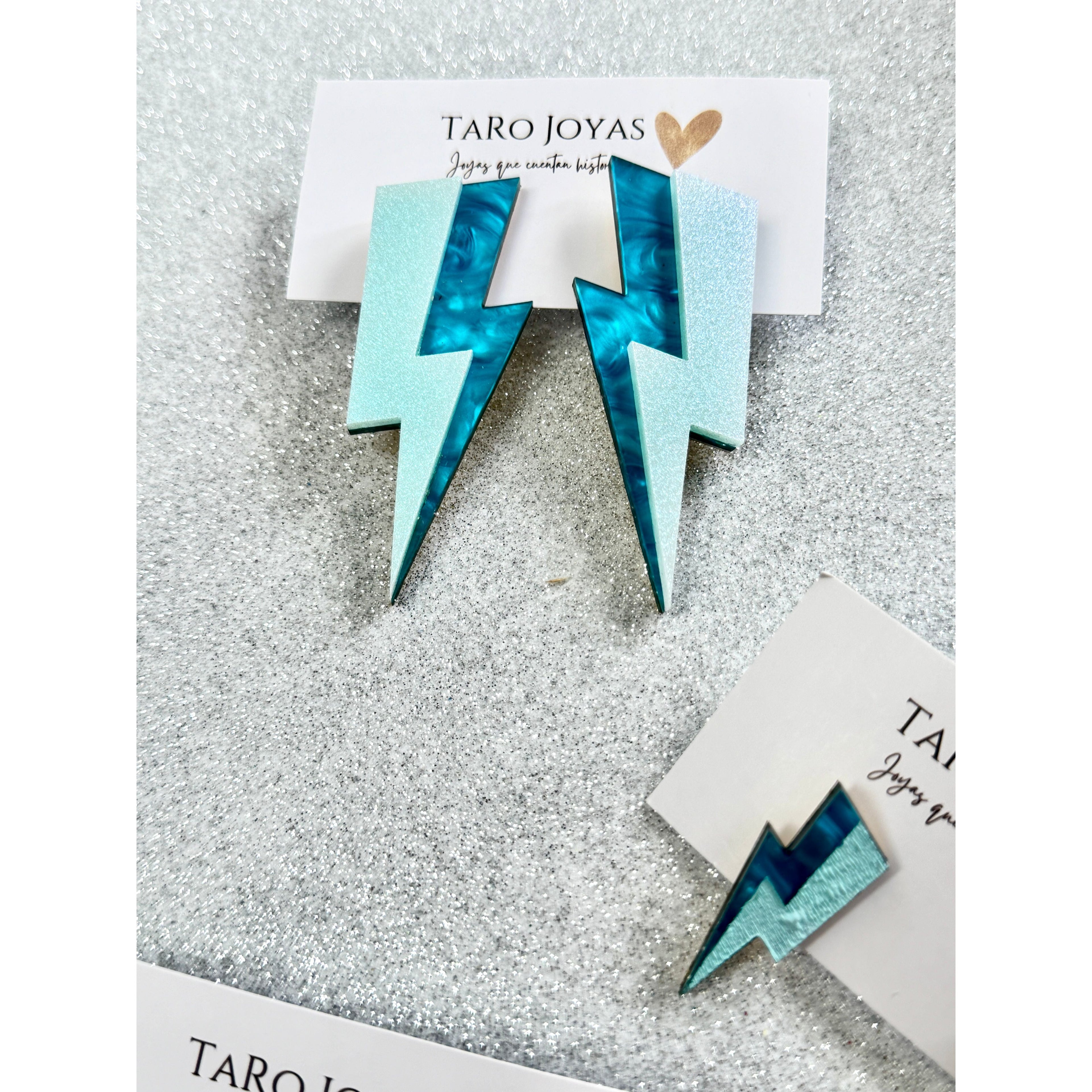 Pendientes TaRo Joyas de metacrilato ligero con colores vibrantes, colección Ataraxia, accesorios únicos y originales para elevar tu look de fin de semana o diario.