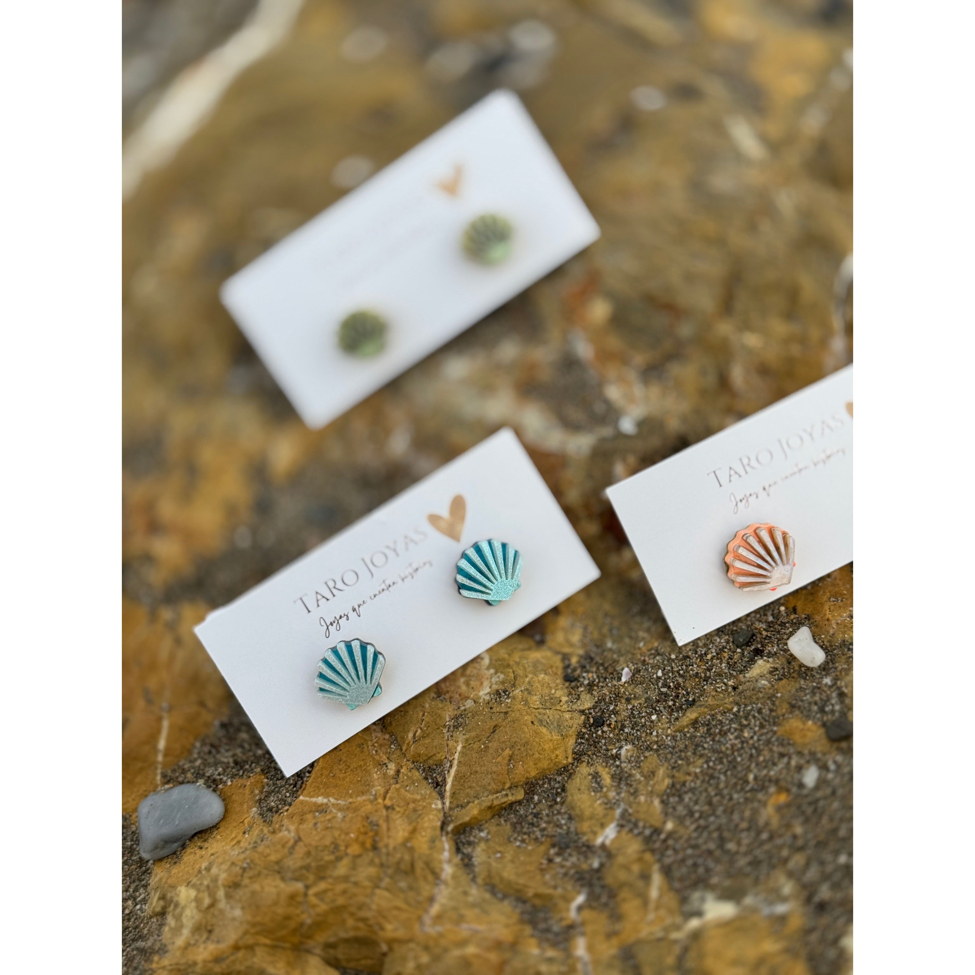 Pendientes mini Almeja Arenita-Pendientes TaRo Joyas de metacrilato ligero con diseños inspirados en el mar y la playa, colección Sol y Brilli, accesorios alegres y originales para brillar en verano.