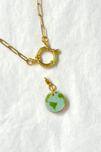 🌍 Bola del mundo – El alma que no queda quieta