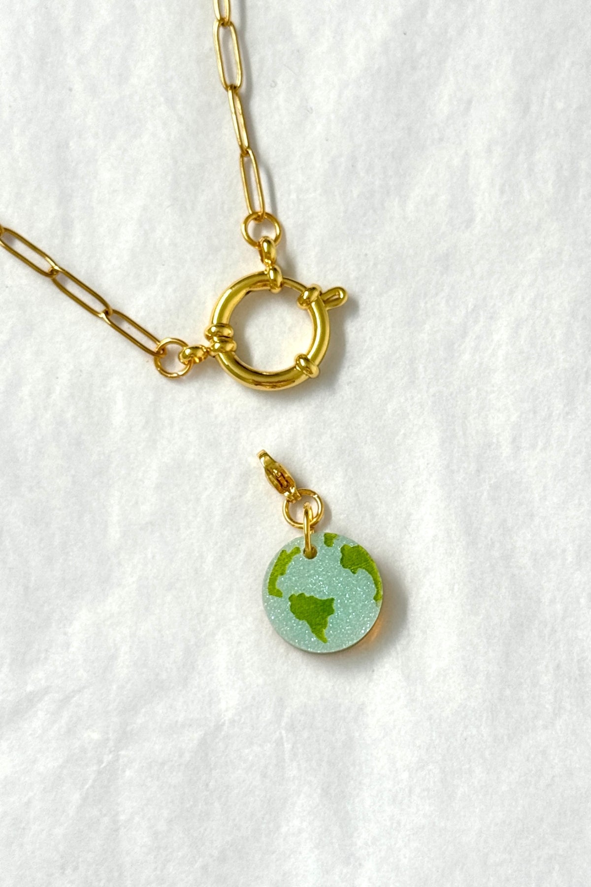 🌍 Bola del mundo – El alma que no queda quieta