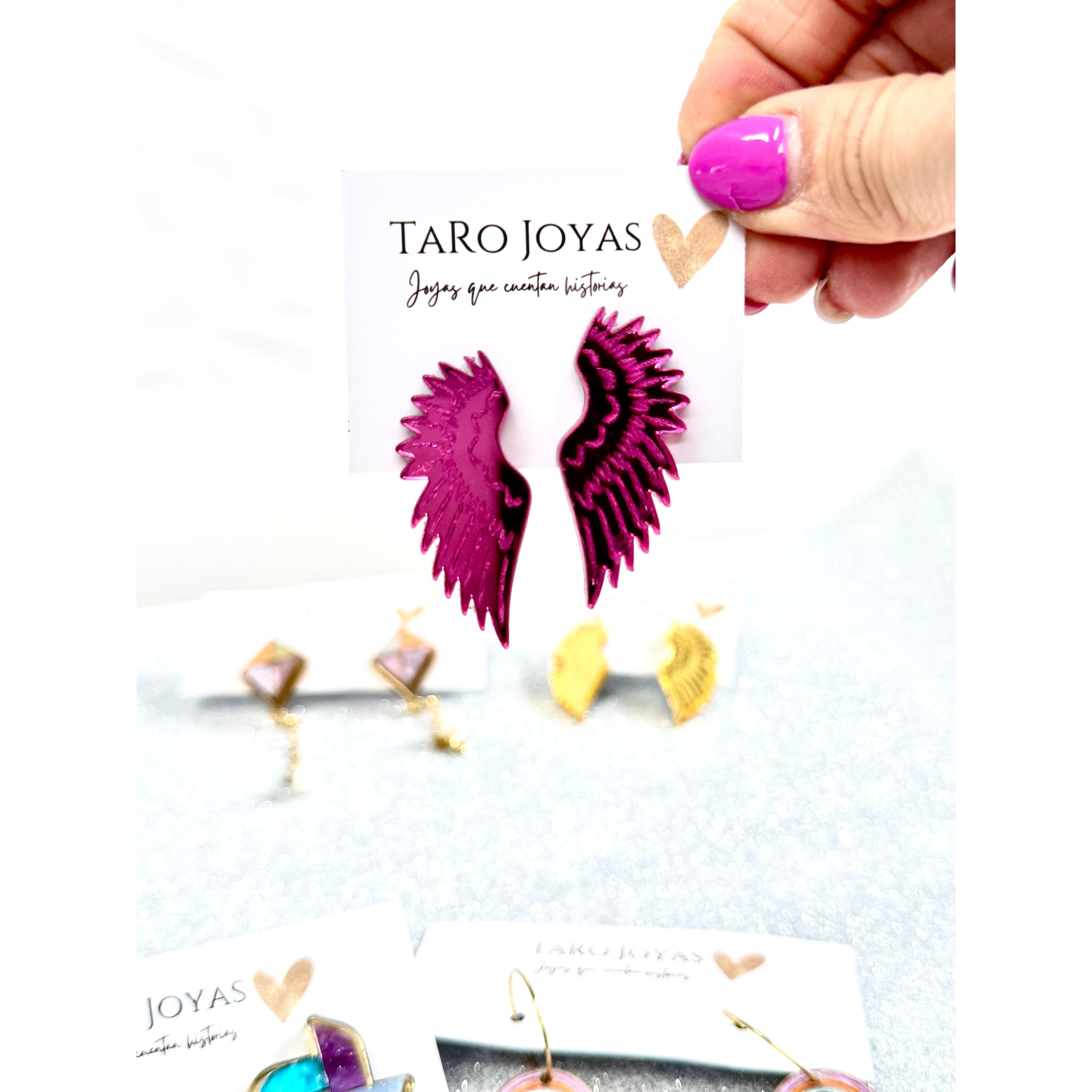 Pendientes de metacrilato ligero con forma de alas de ángel, colección Bonhomía de TaRo Joyas, accesorios delicados y alegres para cualquier ocasión.