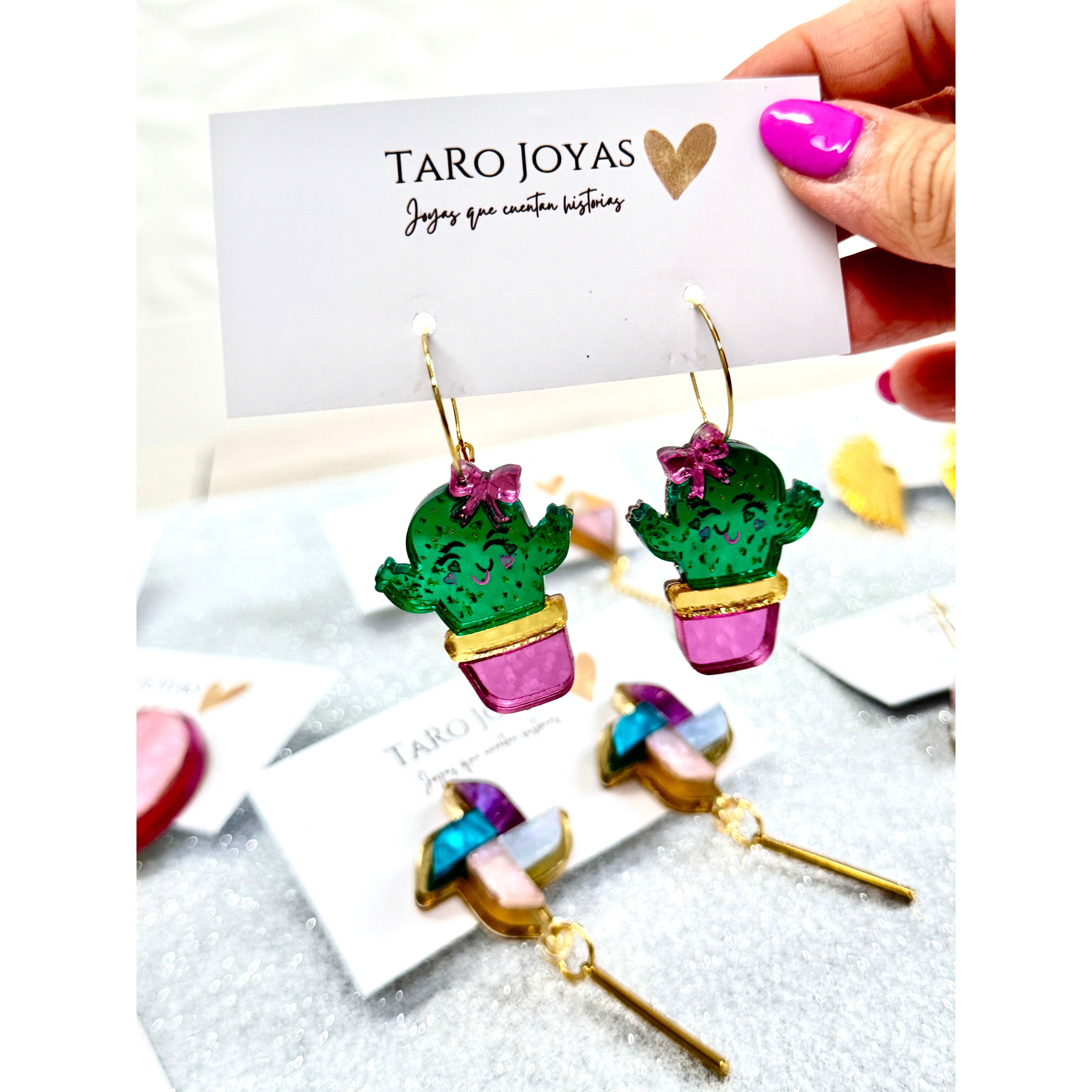 Pendientes TaRo Joyas de metacrilato ligero con diseño de cactus verde, colección Bonhomía, perfectos para un look divertido y original.