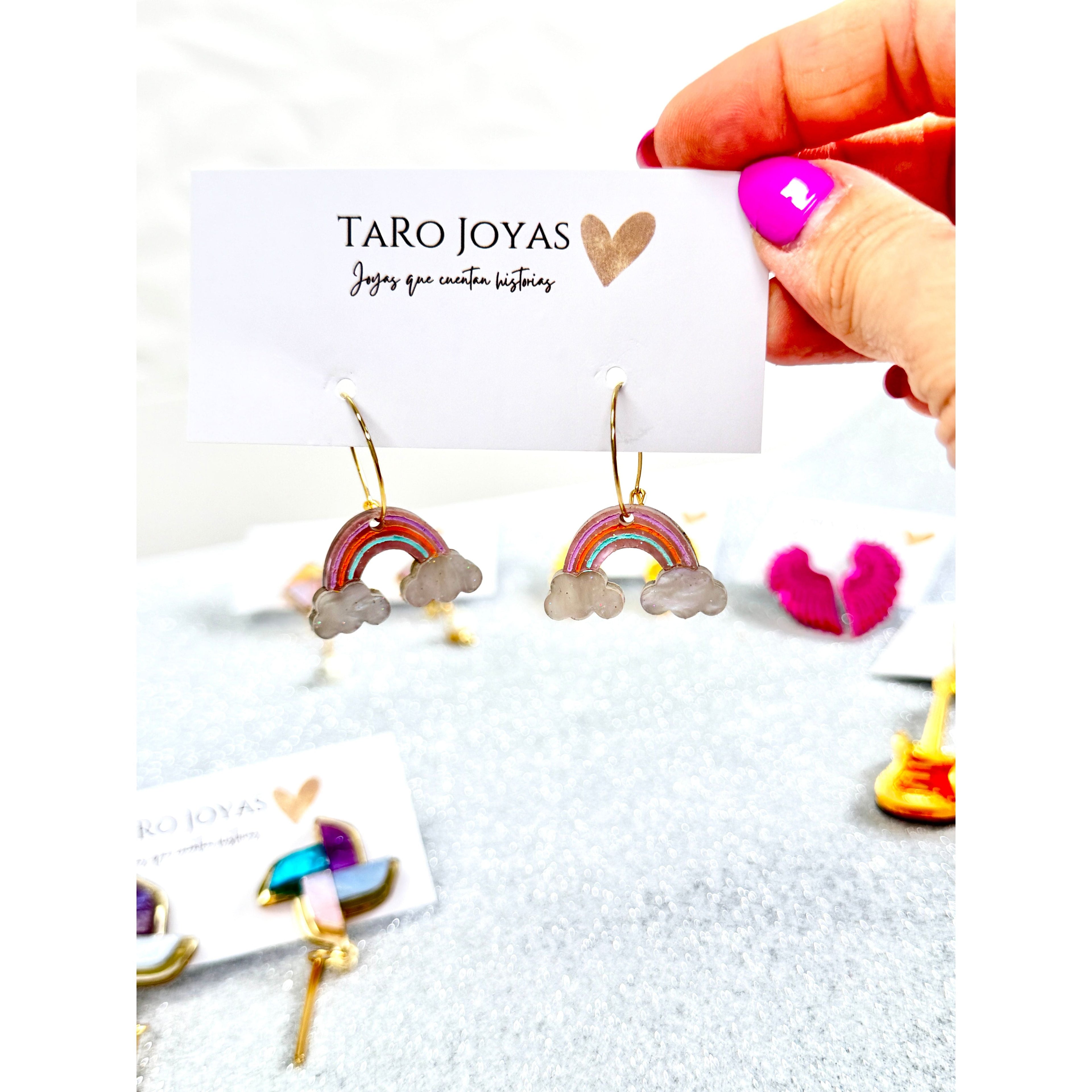 Pendientes de metacrilato ligero con diseño de arcoíris multicolor, colección Bonhomía de TaRo Joyas, para un look divertido y lleno de color.