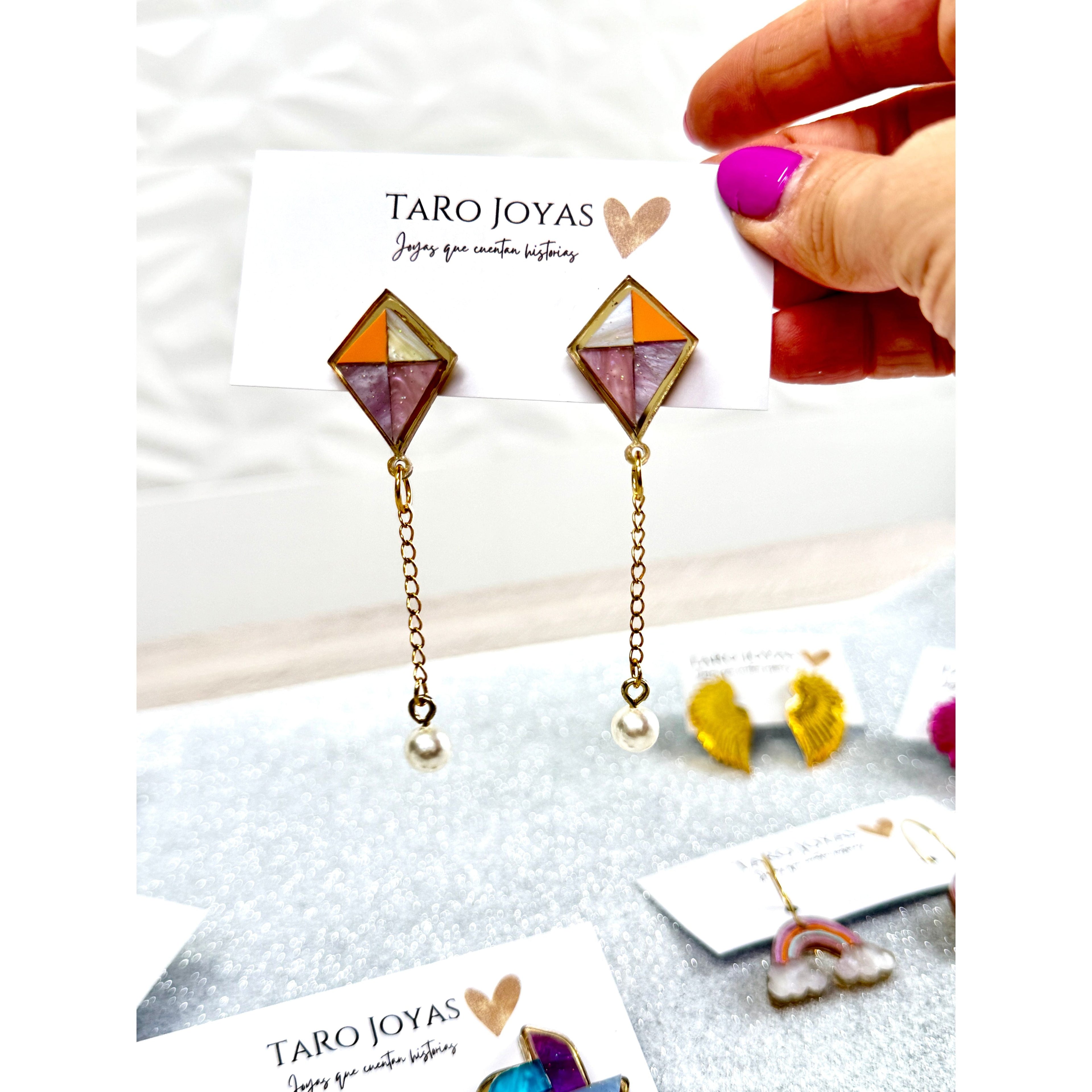 Pendientes TaRo Joyas de metacrilato ligero con forma de cometa colorida, colección Bonhomía, accesorios alegres que elevan tu outfit.