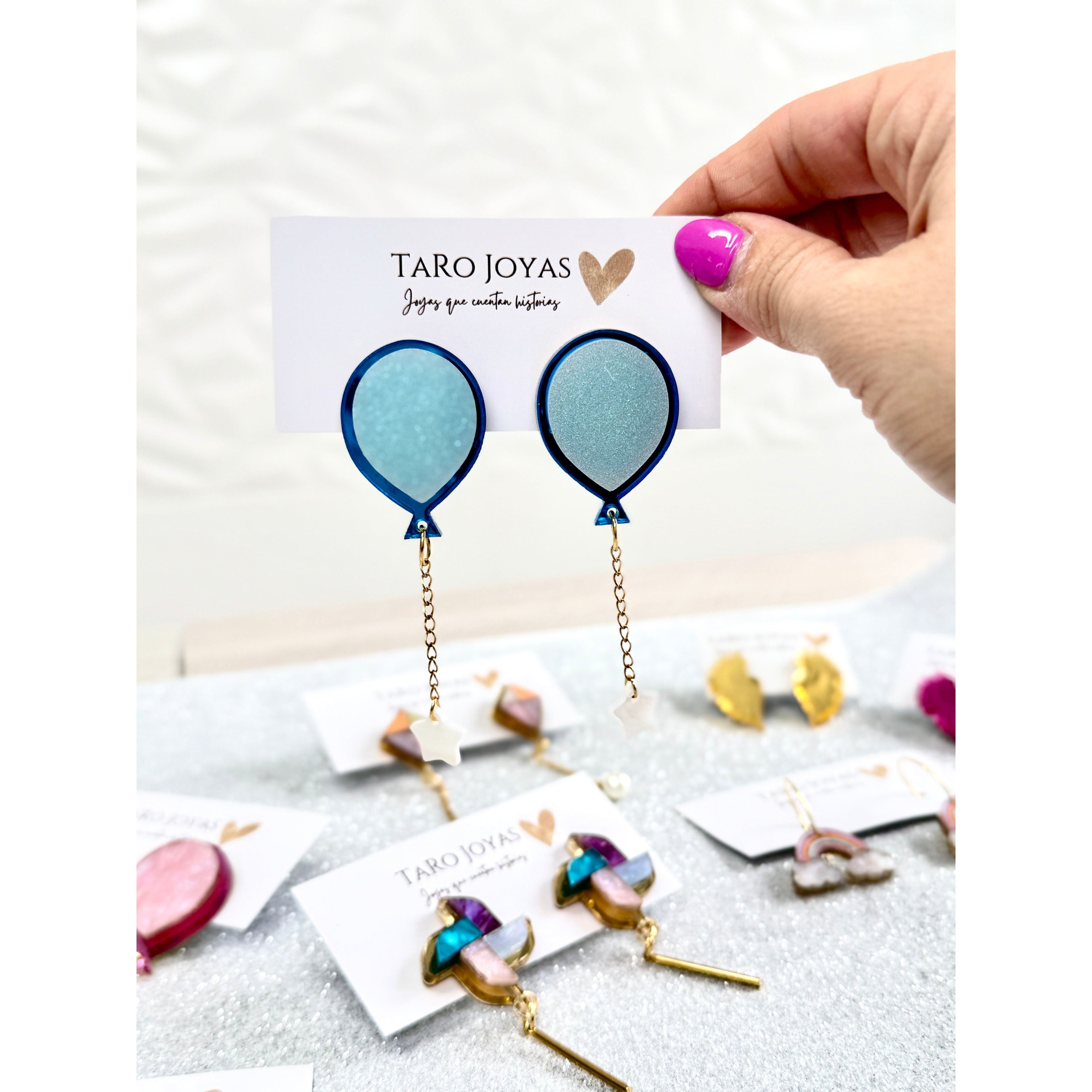 Pendientes de metacrilato ligero con diseño de globo de colores, colección Bonhomía de TaRo Joyas, perfectos para un estilo divertido y colorido.