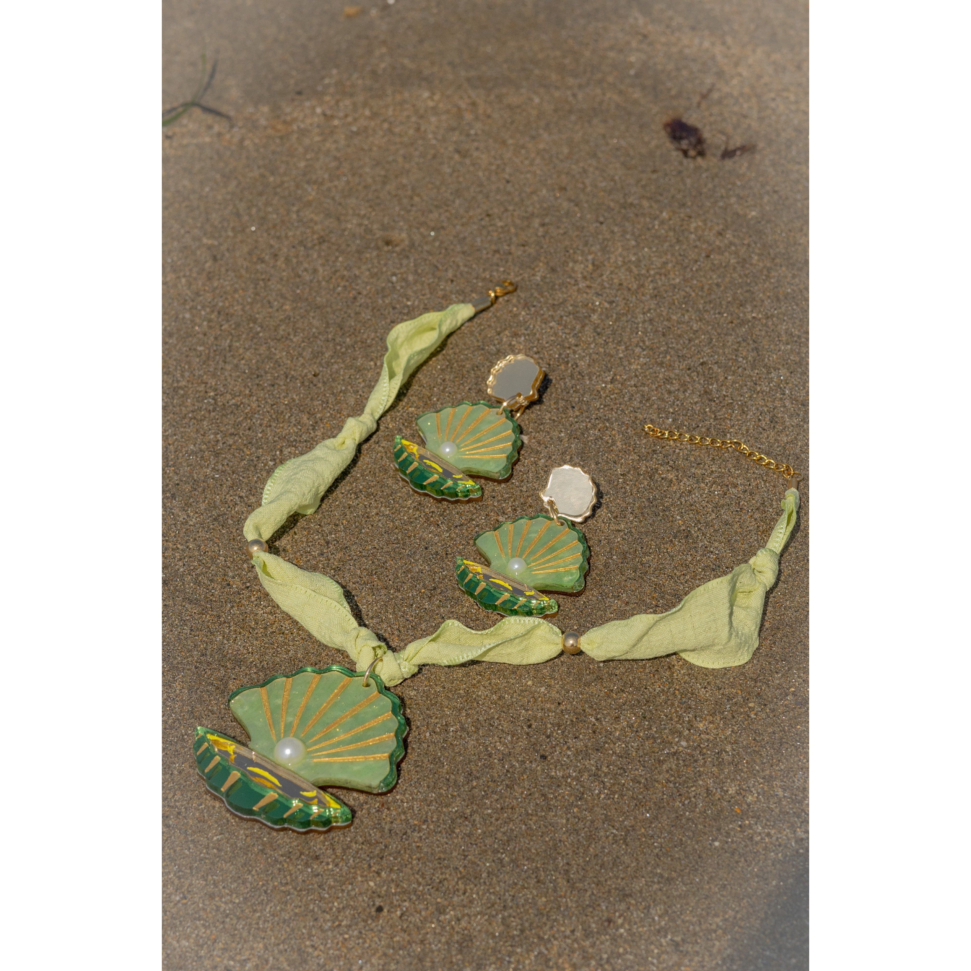 Pendientes Almeja Playera-Pendientes TaRo Joyas de metacrilato ligero con diseños inspirados en el mar y la playa, colección Sol y Brilli, accesorios alegres y originales para brillar en verano.