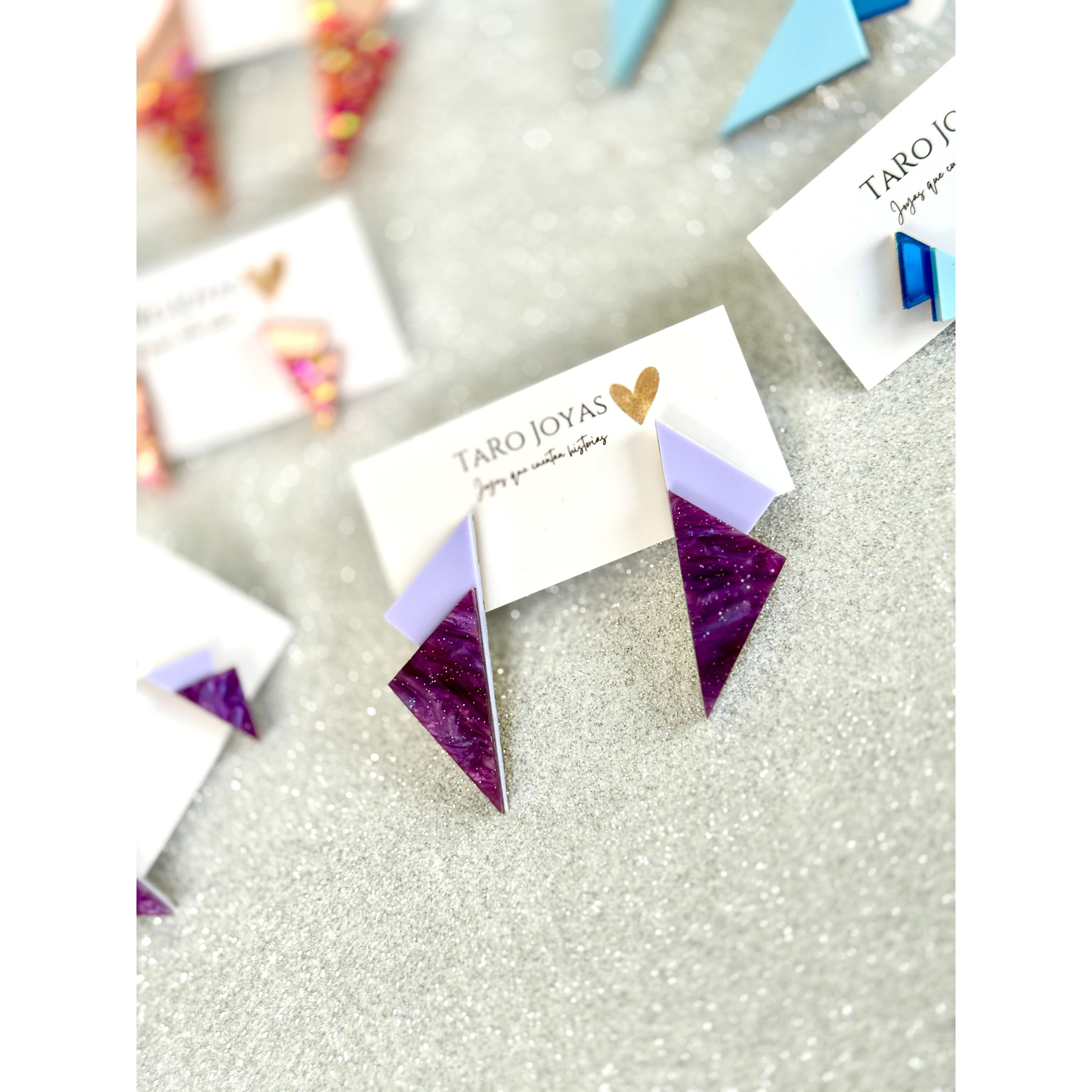 Pendientes TaRo Joyas de metacrilato ligero con colores vibrantes, colección Ataraxia, accesorios únicos y originales para elevar tu look de fin de semana o diario.