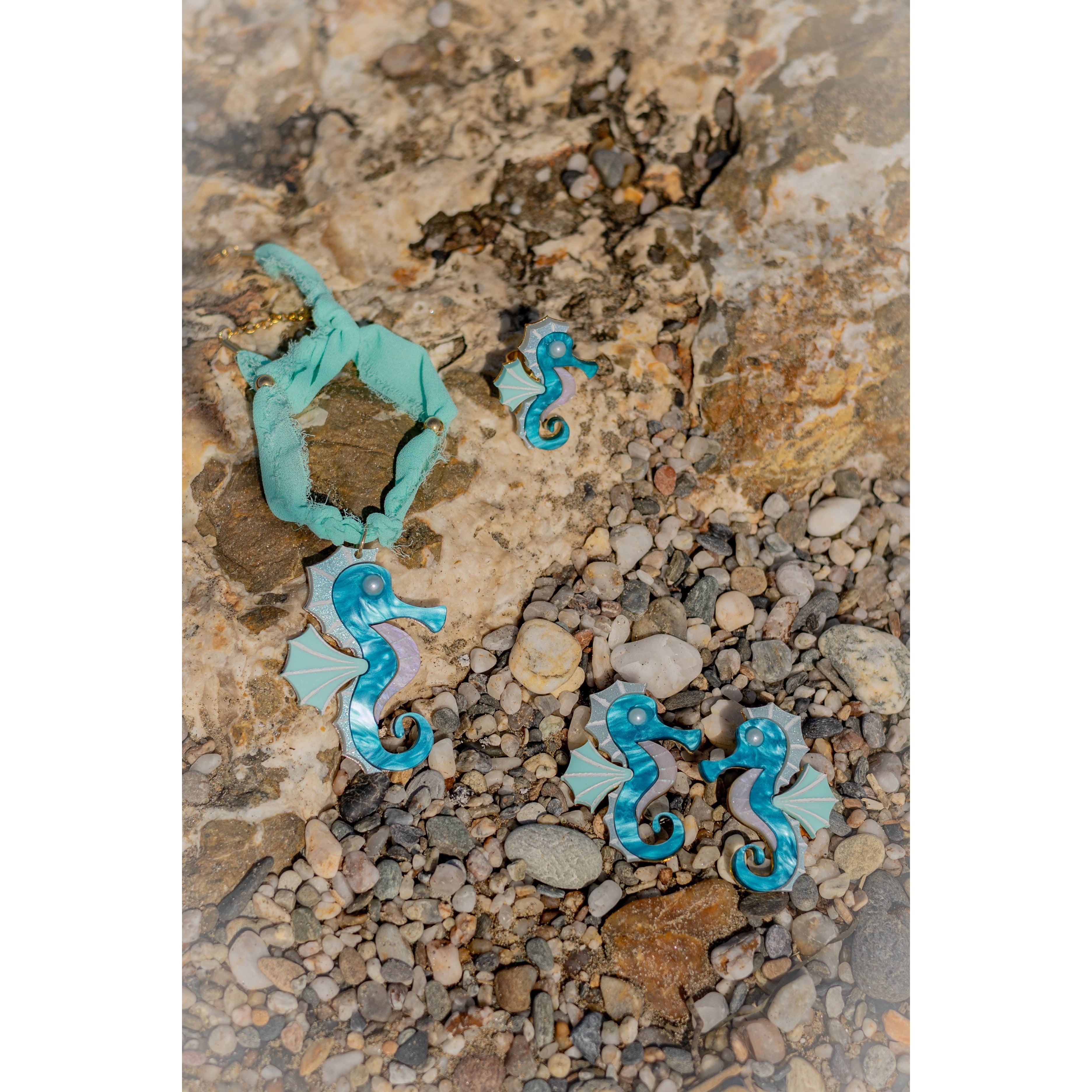 Pendientes Caballito burbujitas-Pendientes TaRo Joyas de metacrilato ligero con diseños inspirados en el mar y la playa, colección Sol y Brilli, accesorios alegres y originales para brillar en verano.