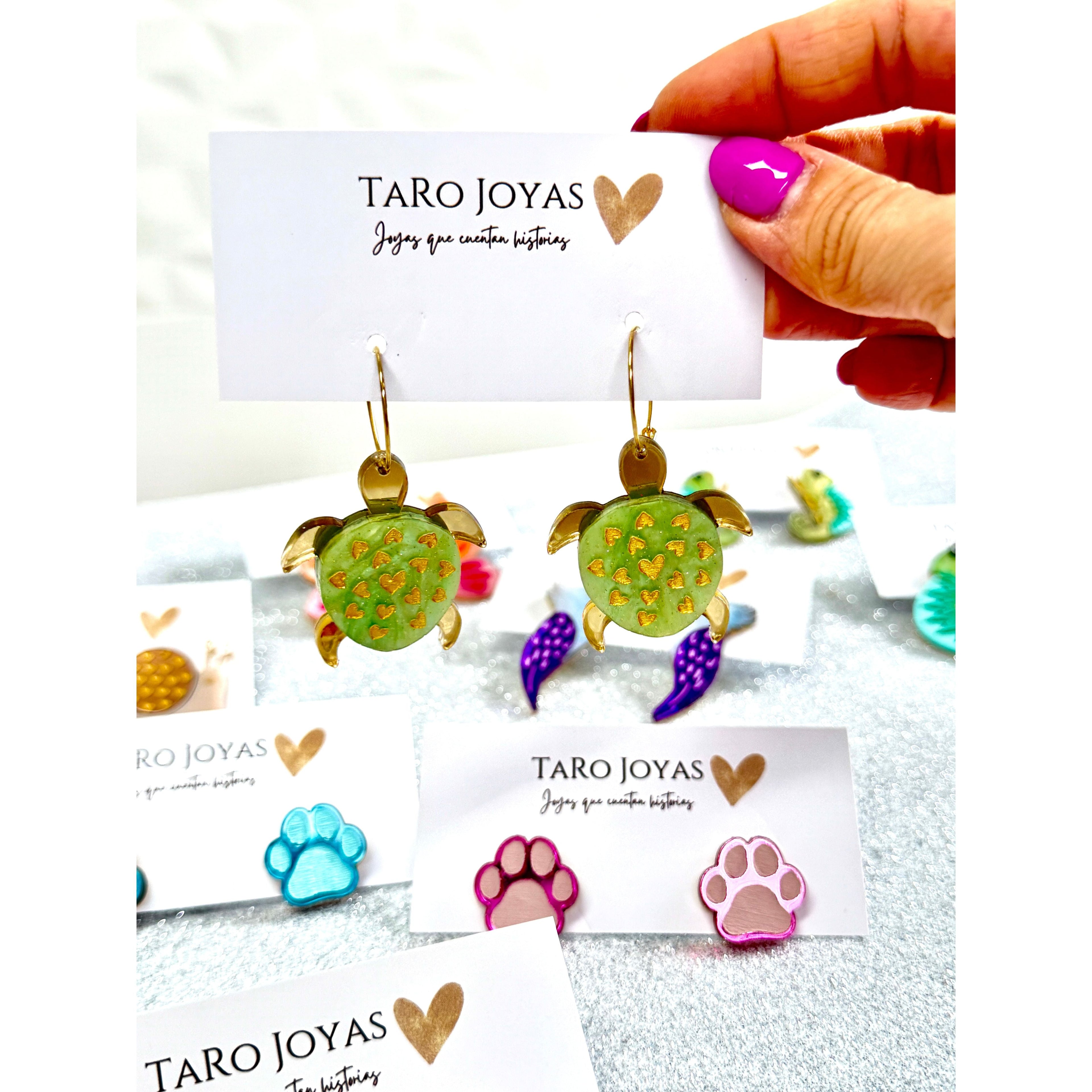 Pendientes TaRo Joyas de metacrilato ligero con diseños de animales y huellas coloridas, colección Kukur, accesorios divertidos y originales inspirados en la naturaleza.
