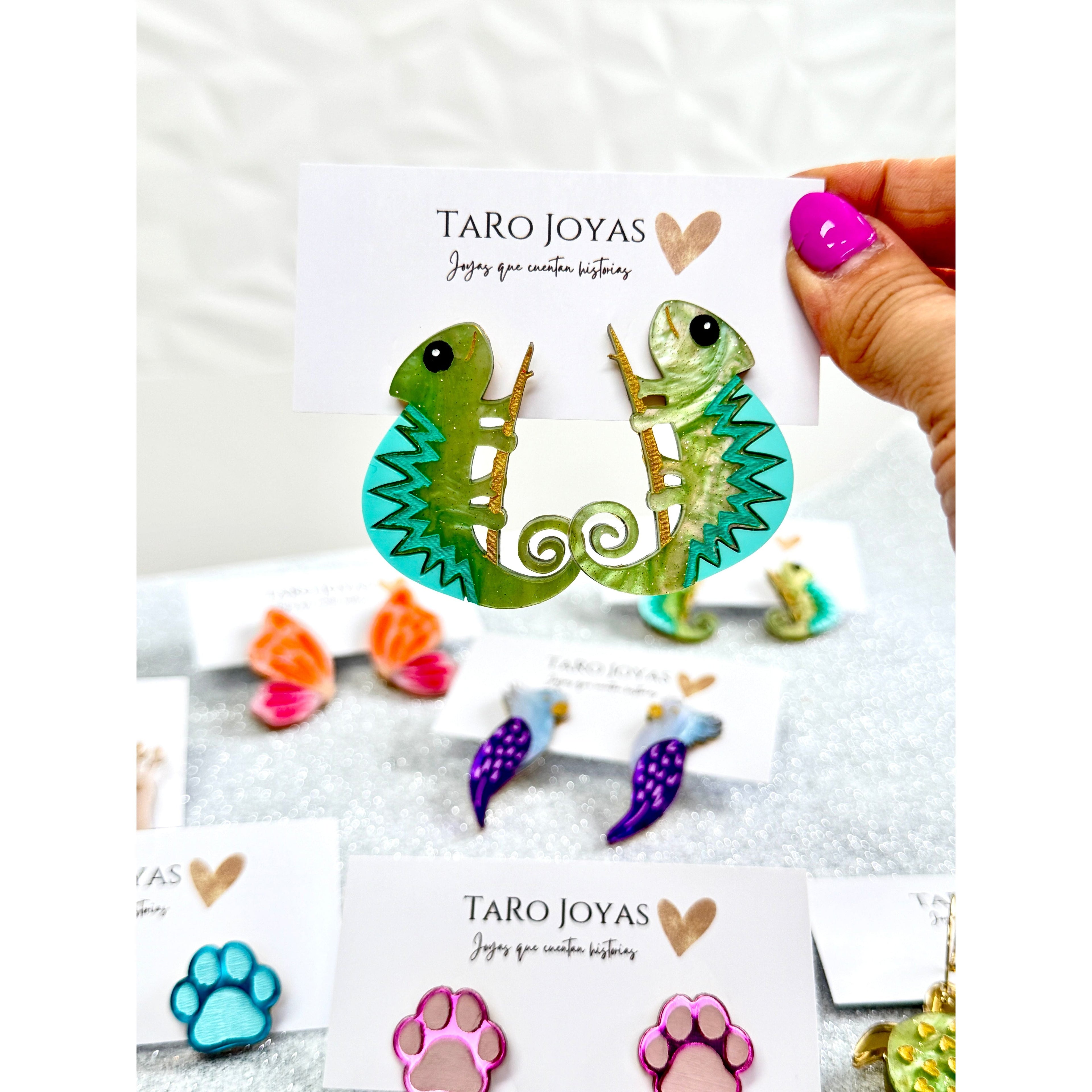 Pendientes TaRo Joyas de metacrilato ligero con diseños de animales y huellas coloridas, colección Kukur, accesorios divertidos y originales inspirados en la naturaleza.