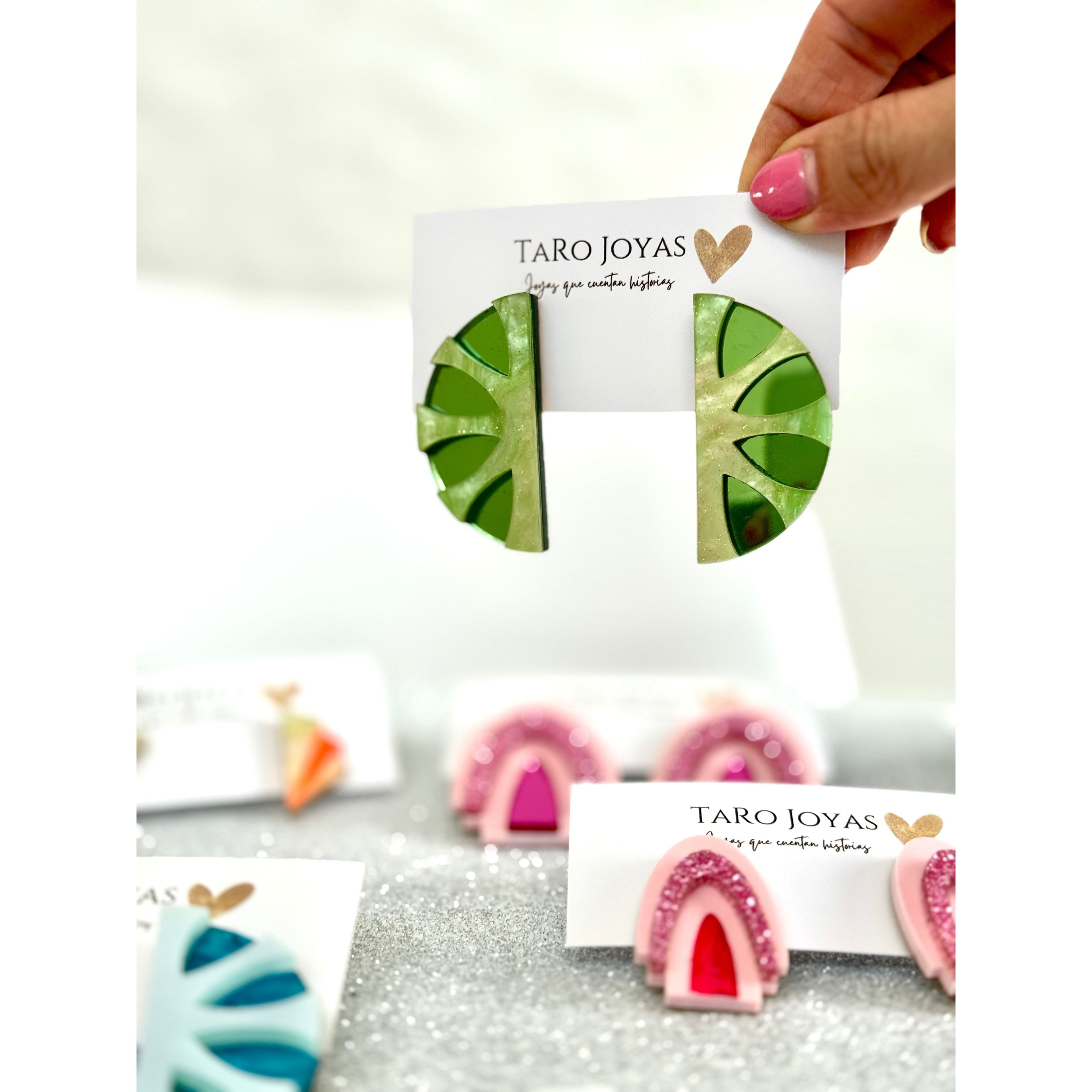 Pendientes TaRo Joyas de metacrilato ligero con colores vibrantes, colección Ataraxia, accesorios únicos y originales para elevar tu look de fin de semana o diario.