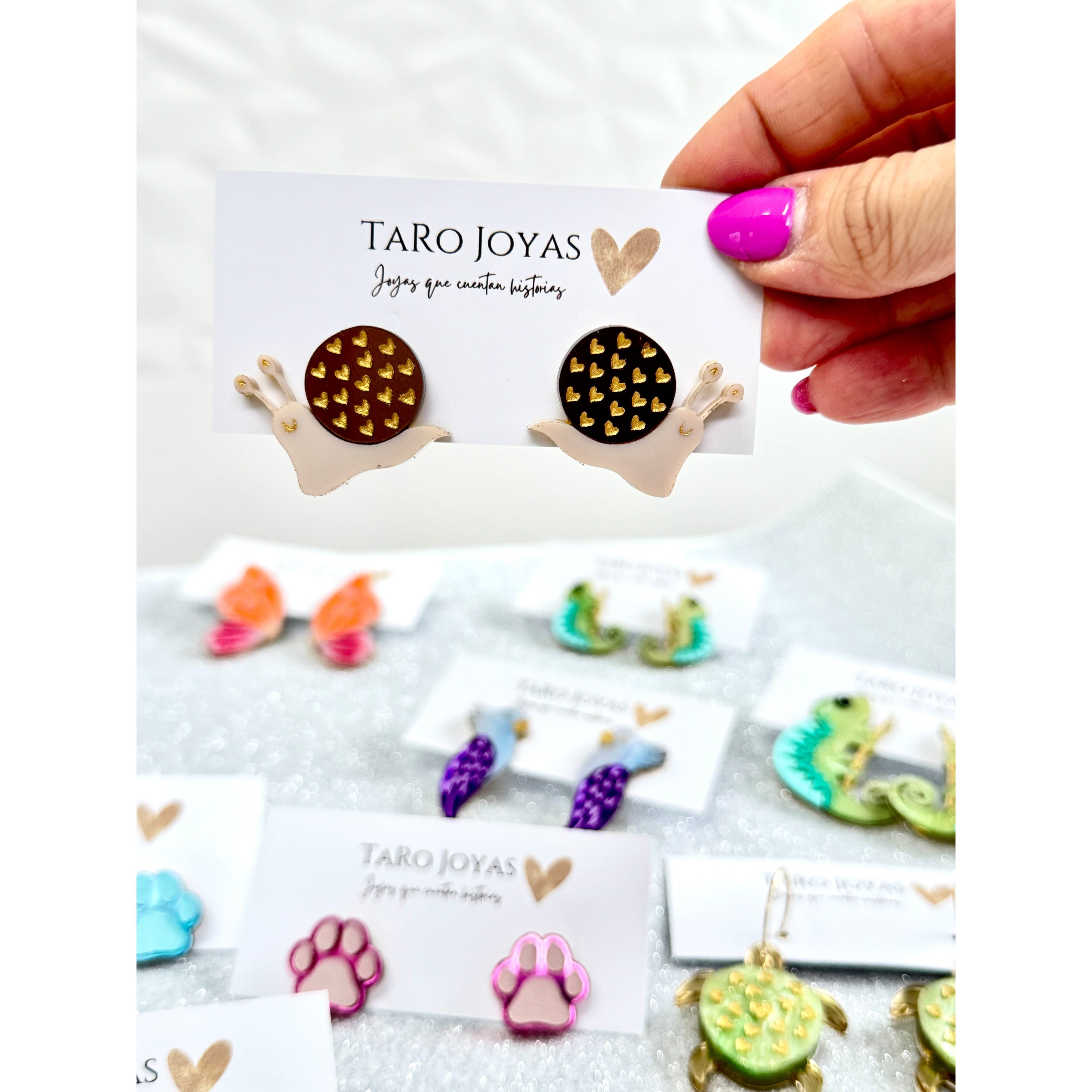 Pendientes TaRo Joyas de metacrilato ligero con diseños de animales y huellas coloridas, colección Kukur, accesorios divertidos y originales inspirados en la naturaleza.