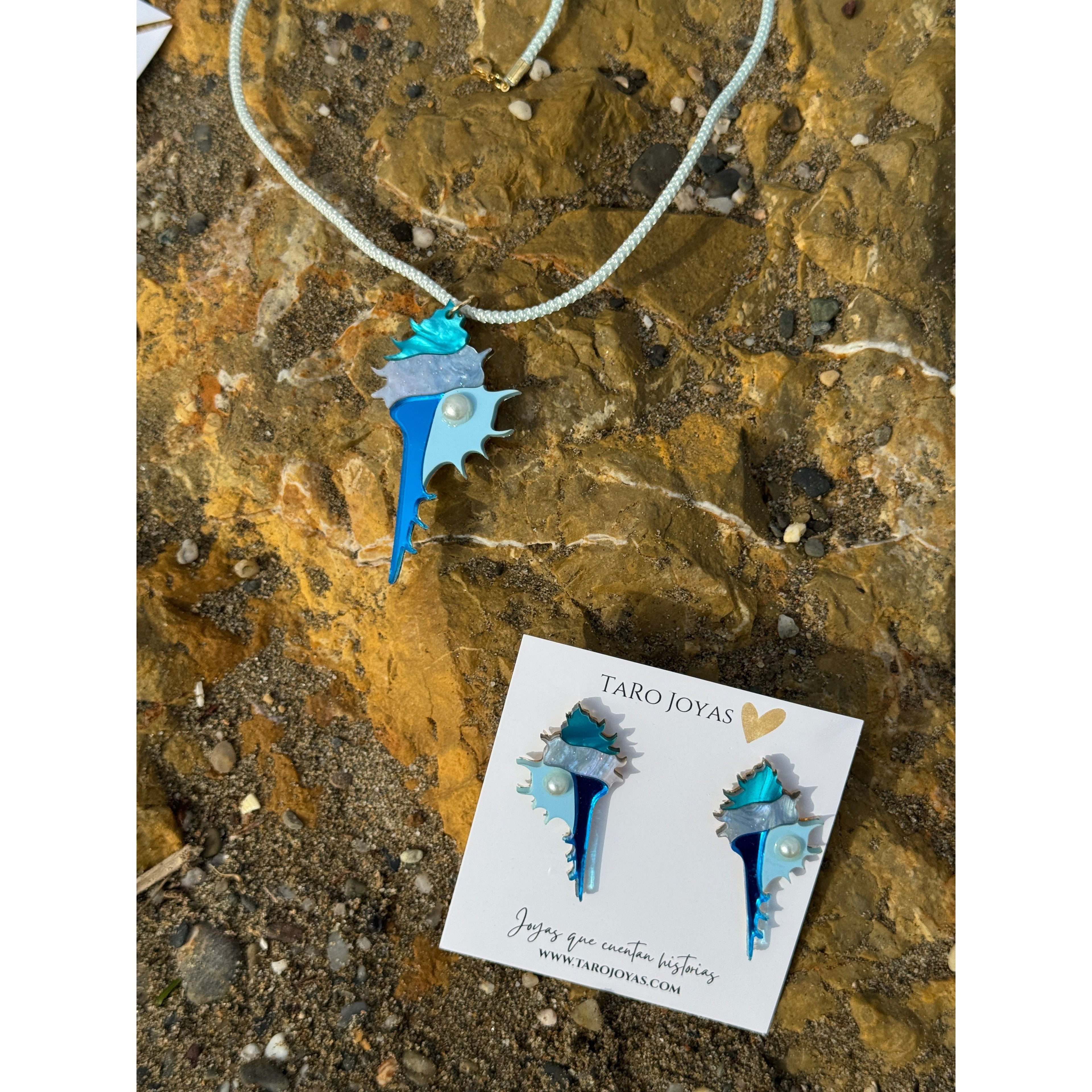 Pendientes Caracola Salá-Pendientes TaRo Joyas de metacrilato ligero con diseños inspirados en el mar y la playa, colección Sol y Brilli, accesorios alegres y originales para brillar en verano