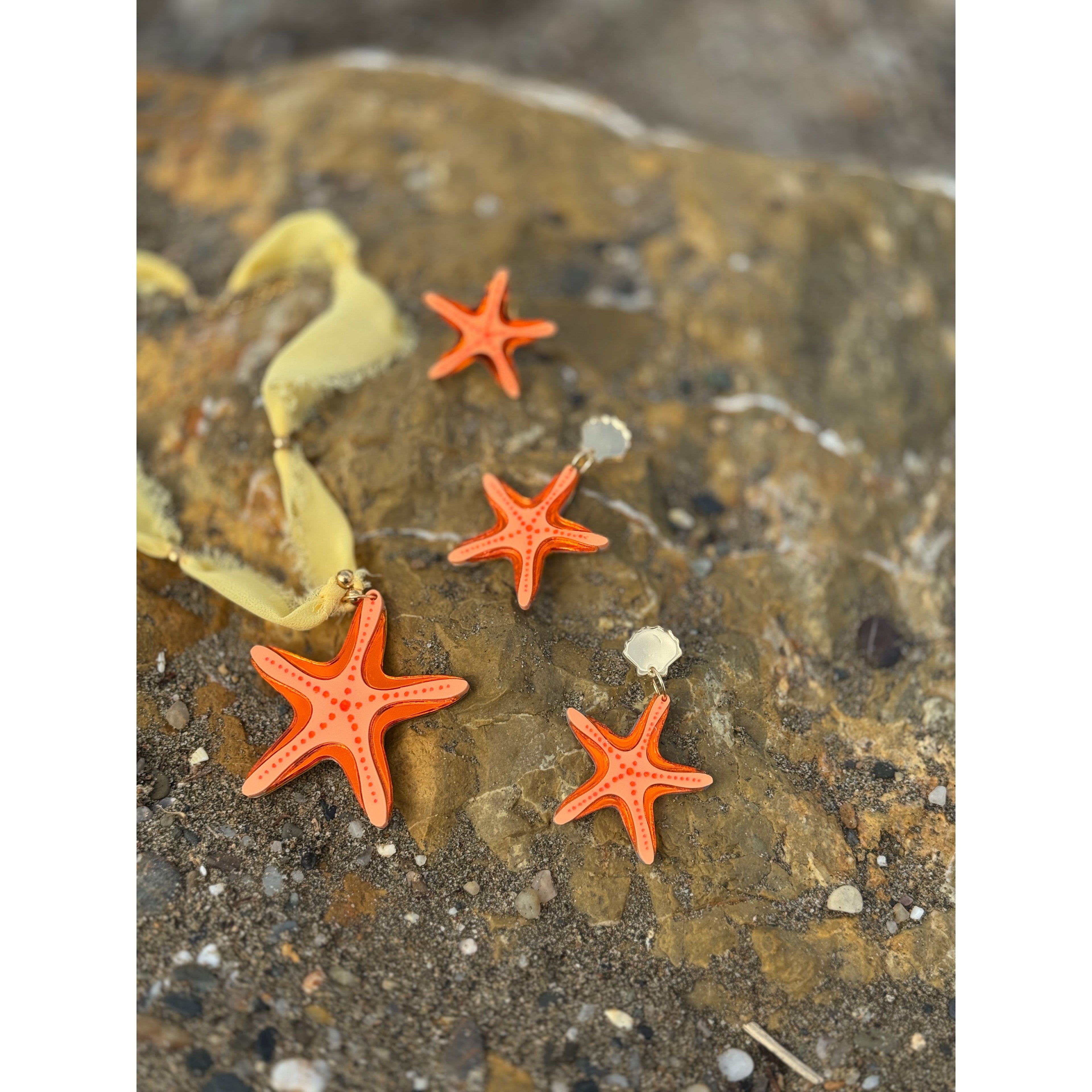 Pendientes Estrella eterna-Pendientes TaRo Joyas de metacrilato ligero con diseños inspirados en el mar y la playa, colección Sol y Brilli, accesorios alegres y originales para brillar en verano.