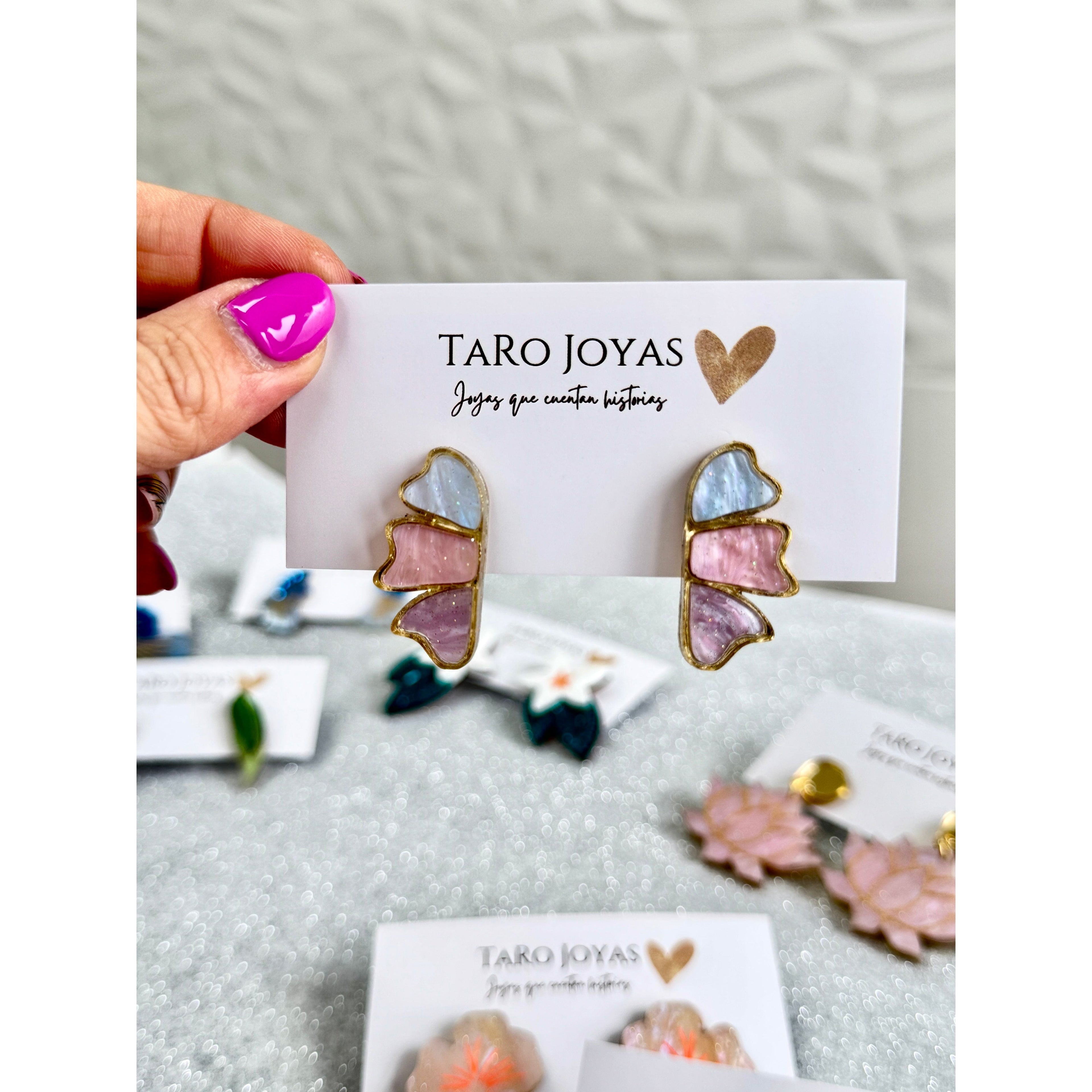 Pendientes TaRo Joyas de metacrilato ligero con diseño de flores coloridas, colección Flowers, accesorios alegres y originales que aportan brillo a tu outfit.