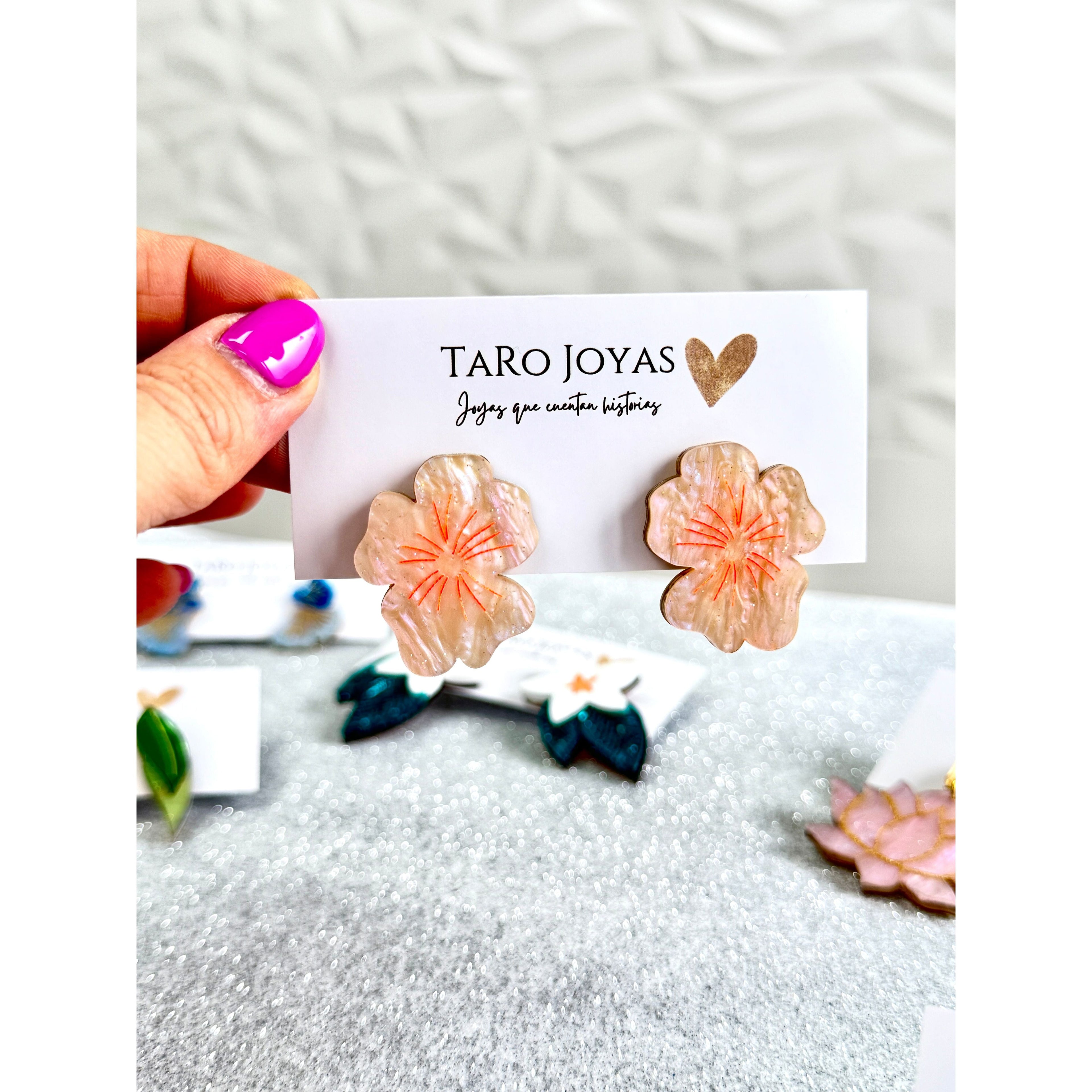 Pendientes TaRo Joyas de metacrilato ligero con diseño de flores coloridas, colección Flowers, accesorios alegres y originales que aportan brillo a tu outfit.