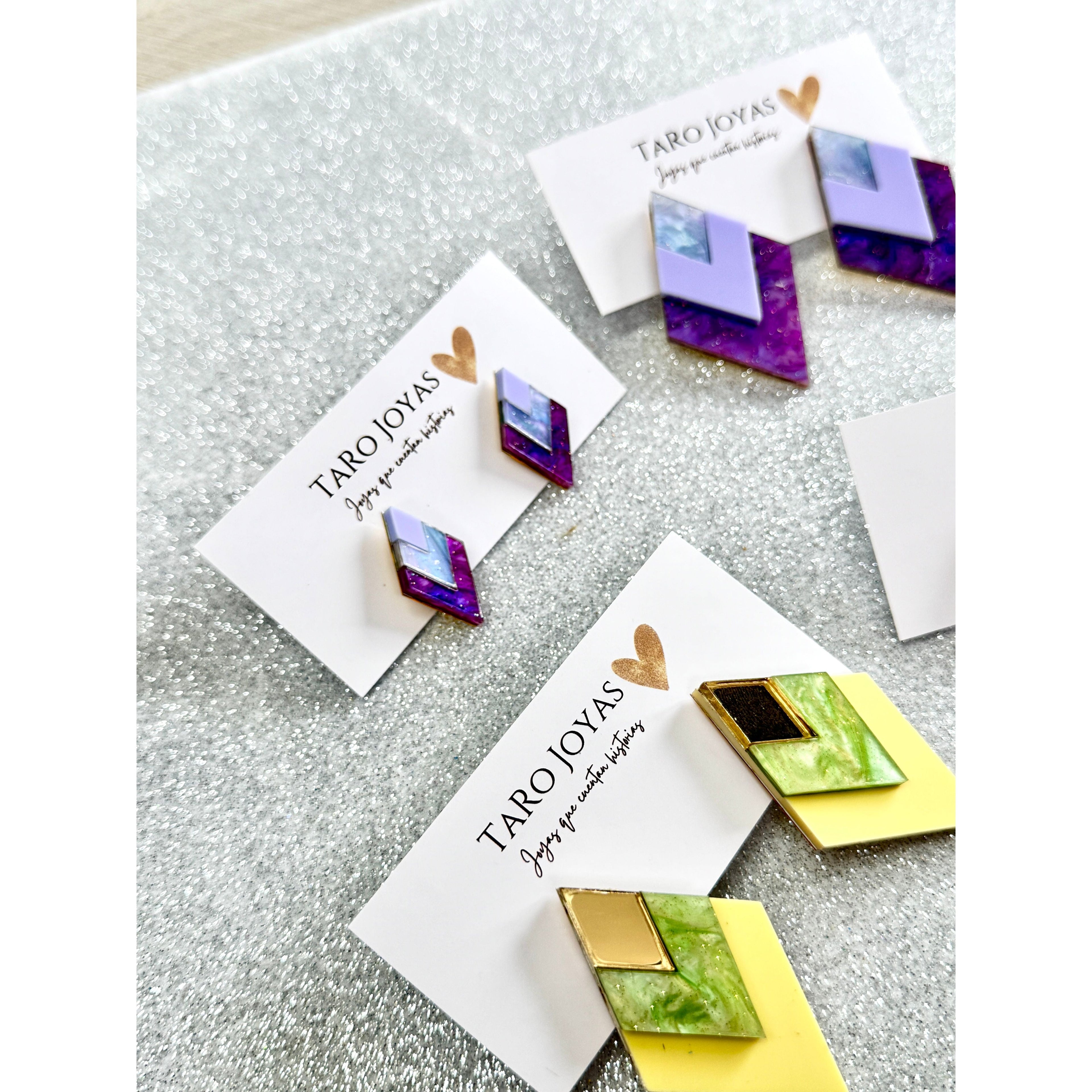 Pendientes TaRo Joyas de metacrilato ligero con colores vibrantes, colección Ataraxia, accesorios únicos y originales para elevar tu look de fin de semana o diario.