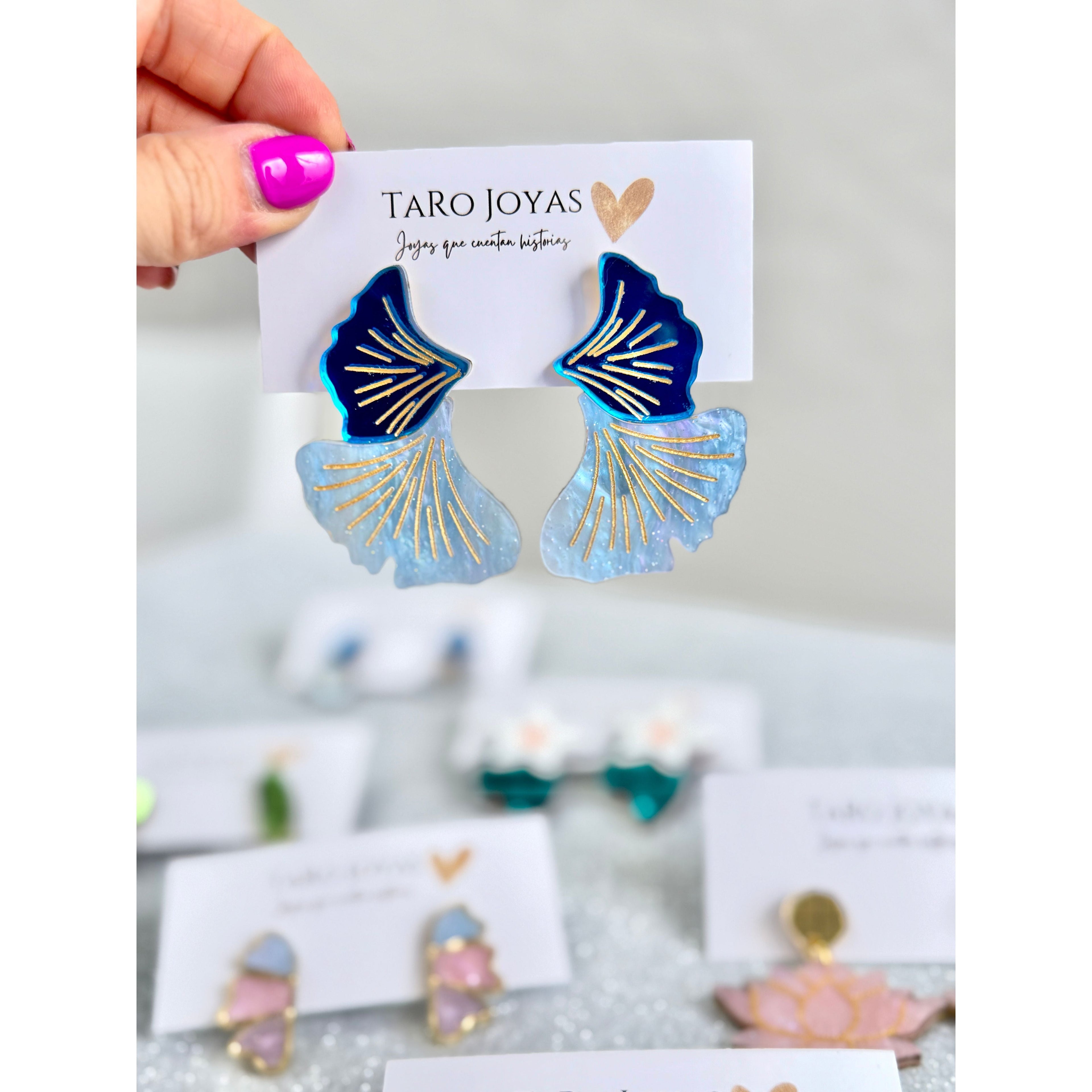 Pendientes TaRo Joyas de metacrilato ligero con diseño de flores coloridas, colección Flowers, accesorios alegres y originales que aportan brillo a tu outfit.
