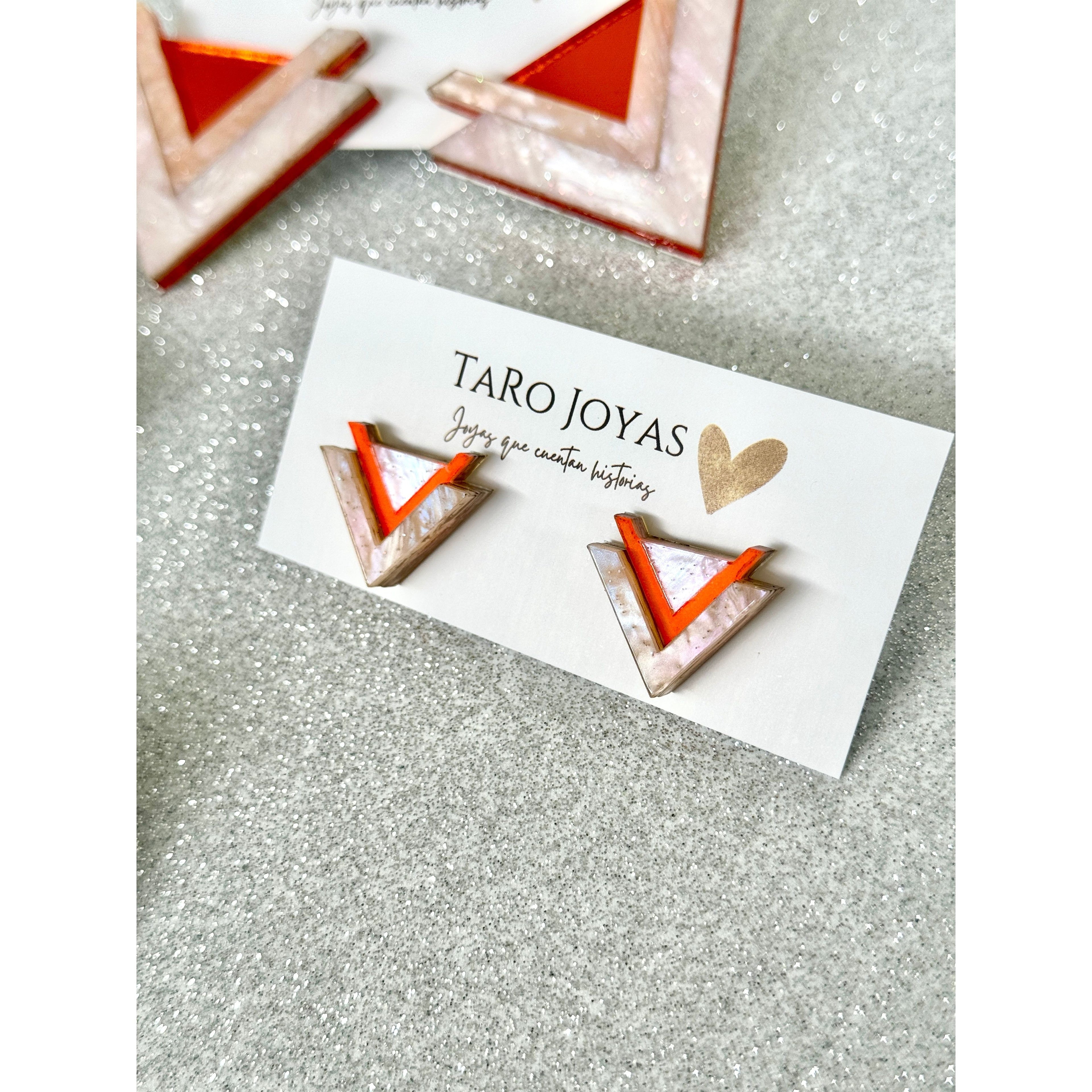 Pendientes TaRo Joyas de metacrilato ligero con colores vibrantes, colección Ataraxia, accesorios únicos y originales para elevar tu look de fin de semana o diario.