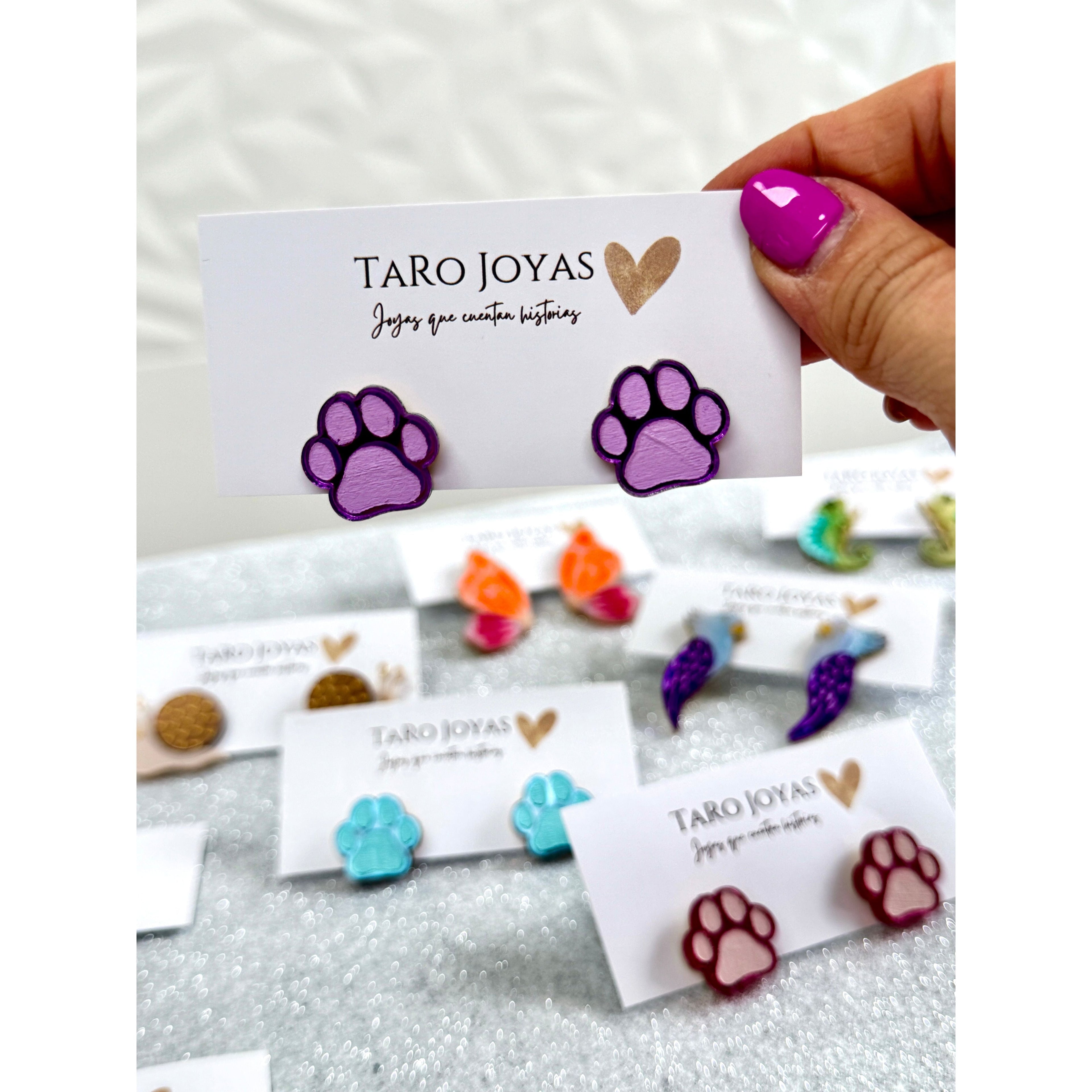 Pendientes TaRo Joyas de metacrilato ligero con diseños de animales y huellas coloridas, colección Kukur, accesorios divertidos y originales inspirados en la naturaleza.
