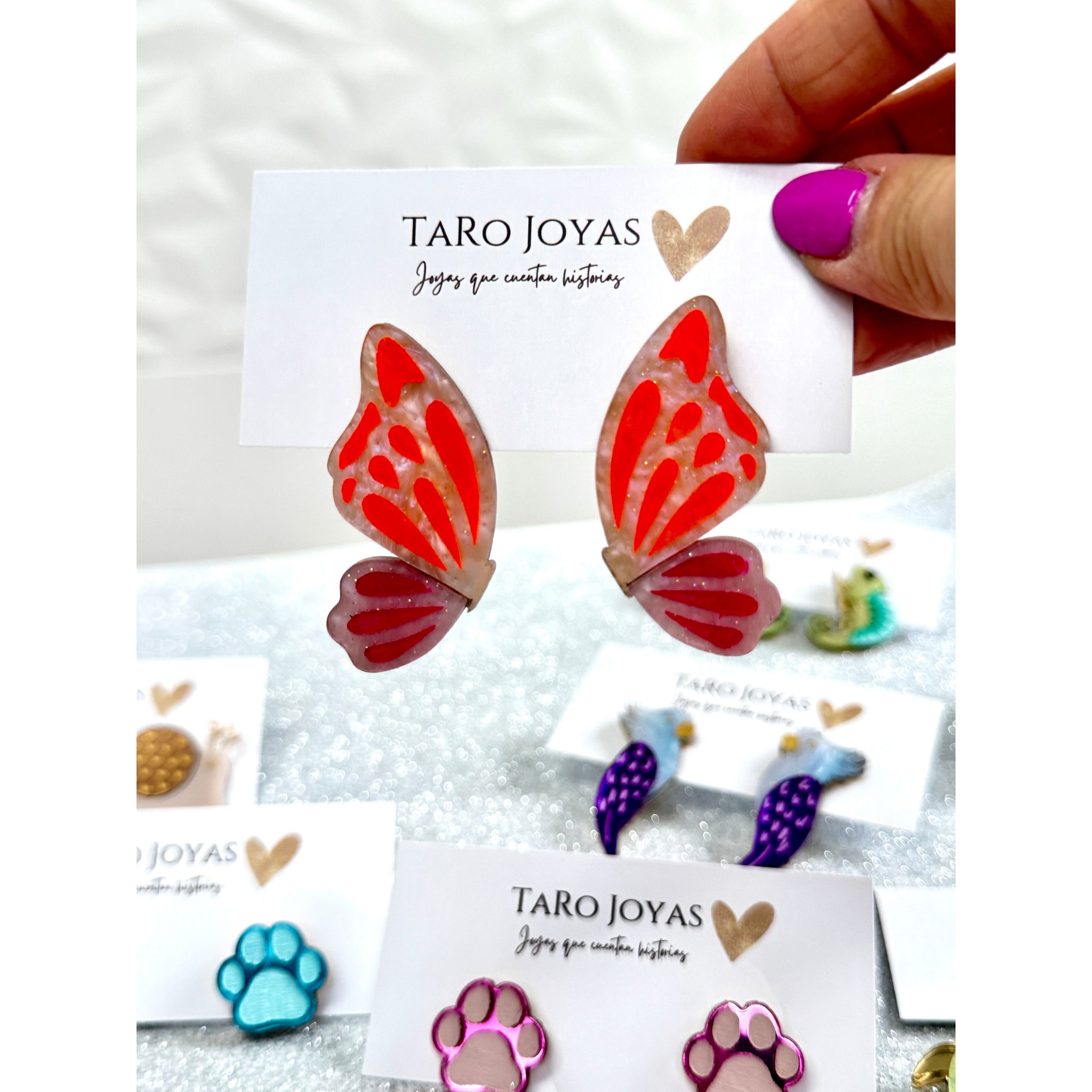 Pendientes TaRo Joyas de metacrilato ligero con diseños de animales y huellas coloridas, colección Kukur, accesorios divertidos y originales inspirados en la naturaleza.