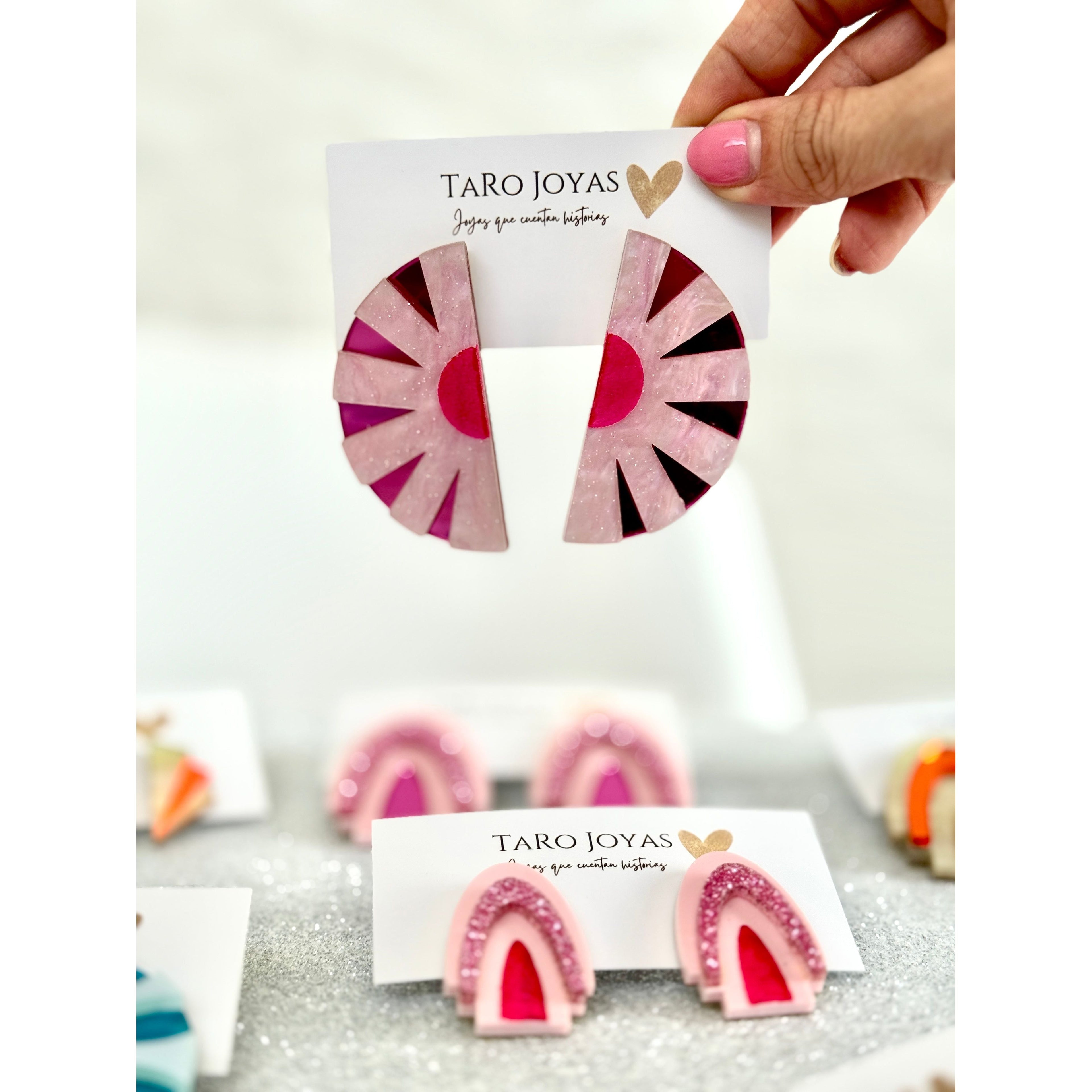 Pendientes TaRo Joyas de metacrilato ligero con colores vibrantes, colección Ataraxia, accesorios únicos y originales para elevar tu look de fin de semana o diario.