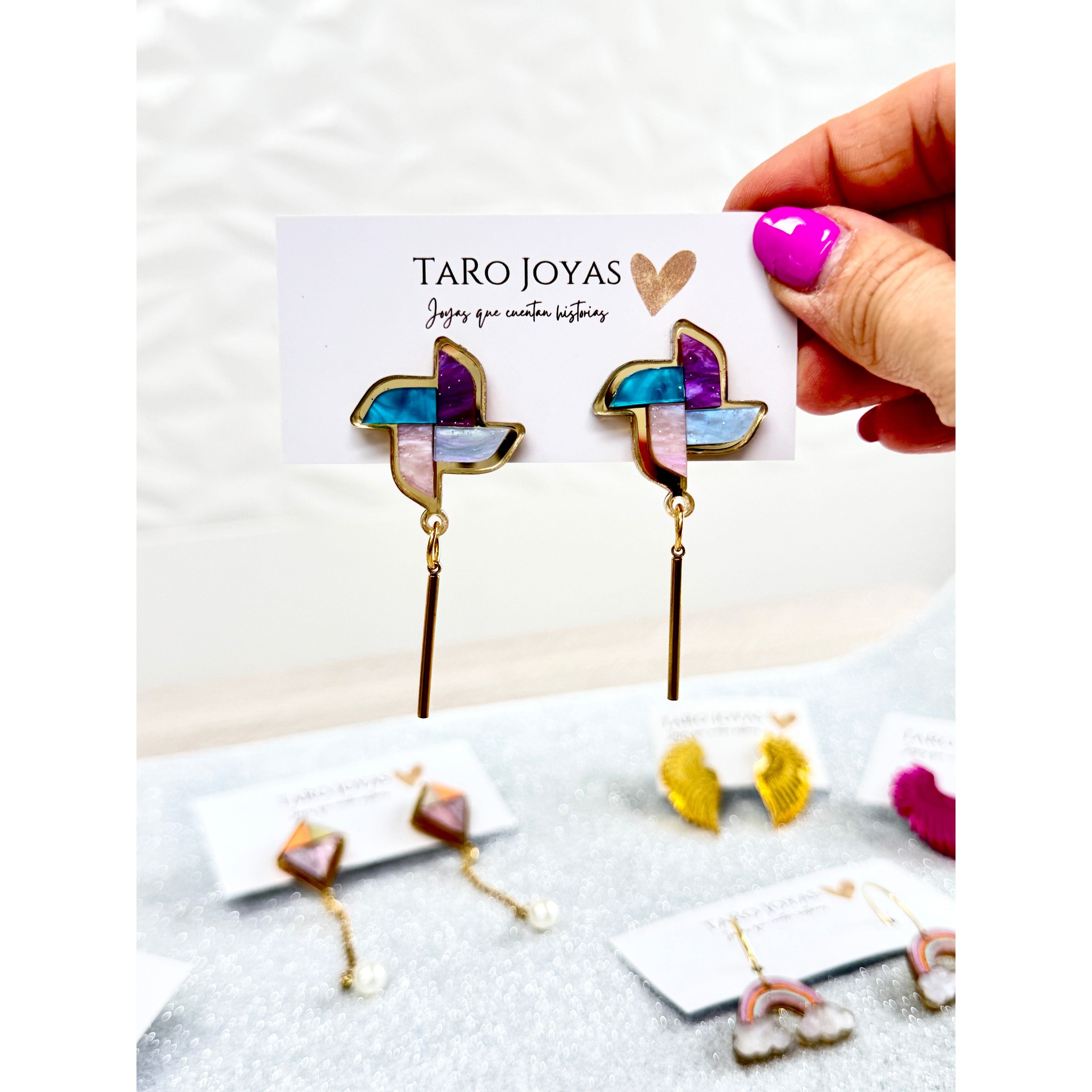 Pendientes TaRo Joyas de metacrilato ligero con diseño de molinillo de viento colorido, colección Bonhomía, para un look alegre y divertido.