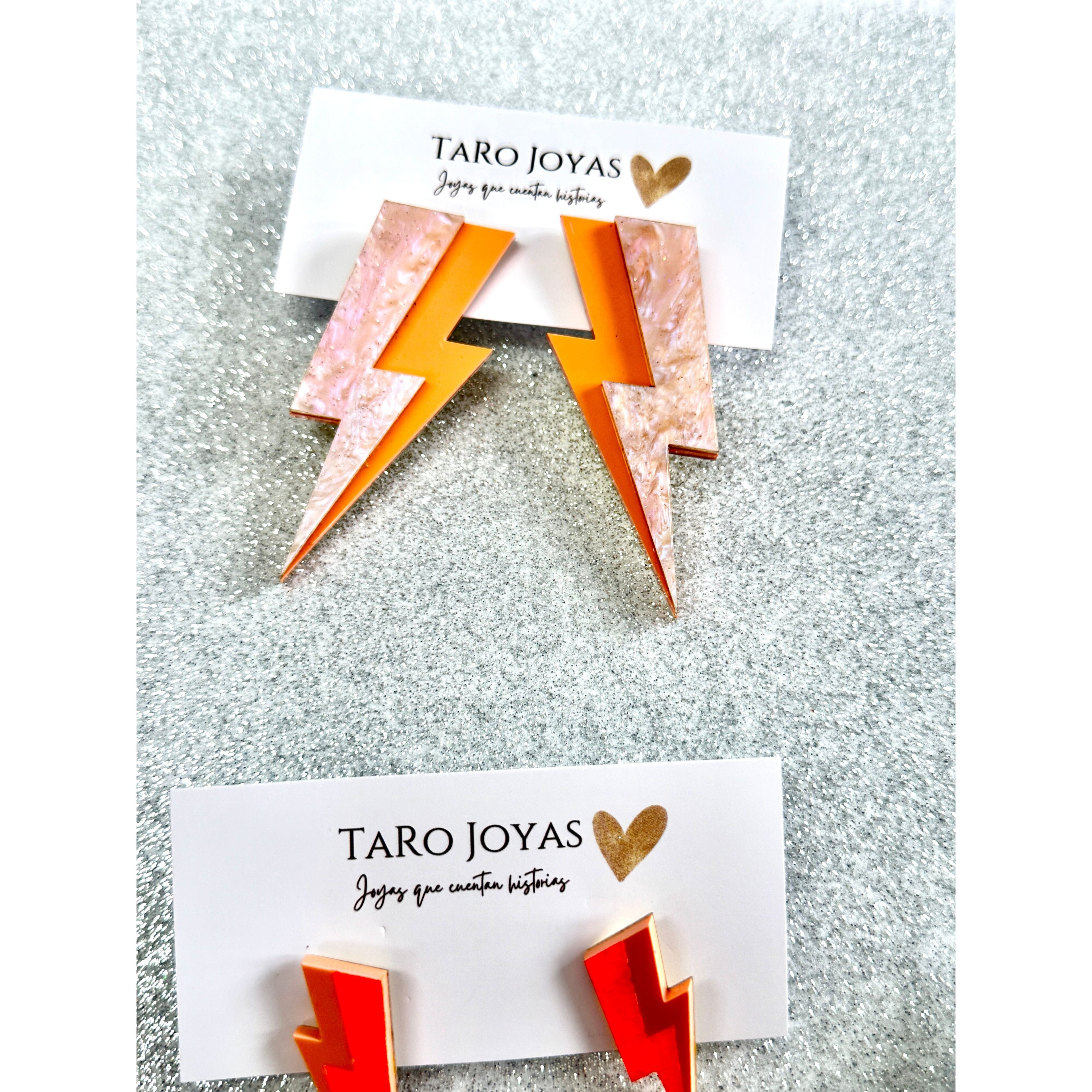 Pendientes TaRo Joyas de metacrilato ligero con colores vibrantes, colección Ataraxia, accesorios únicos y originales para elevar tu look de fin de semana o diario.