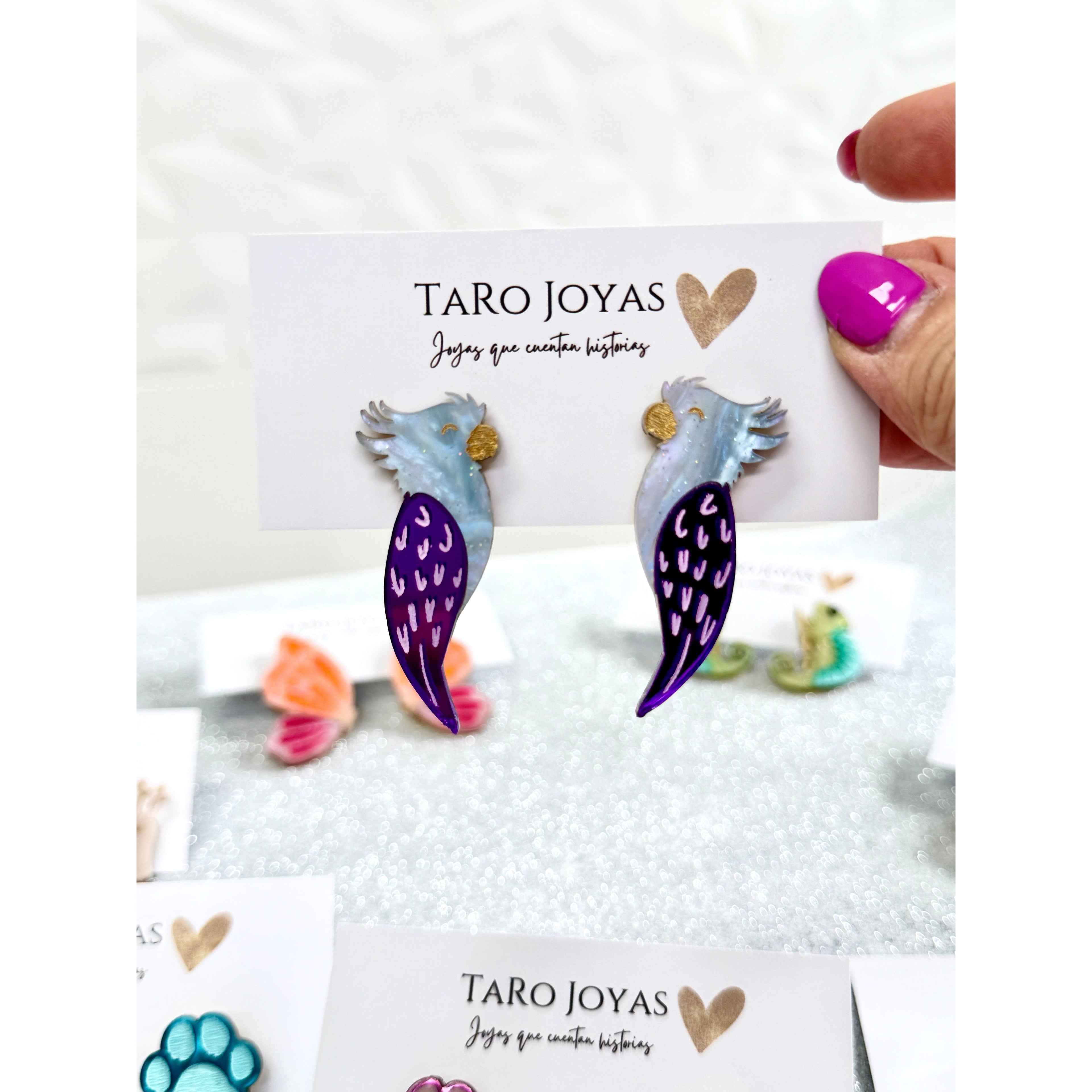 Pendientes TaRo Joyas de metacrilato ligero con diseños de animales y huellas coloridas, colección Kukur, accesorios divertidos y originales inspirados en la naturaleza.