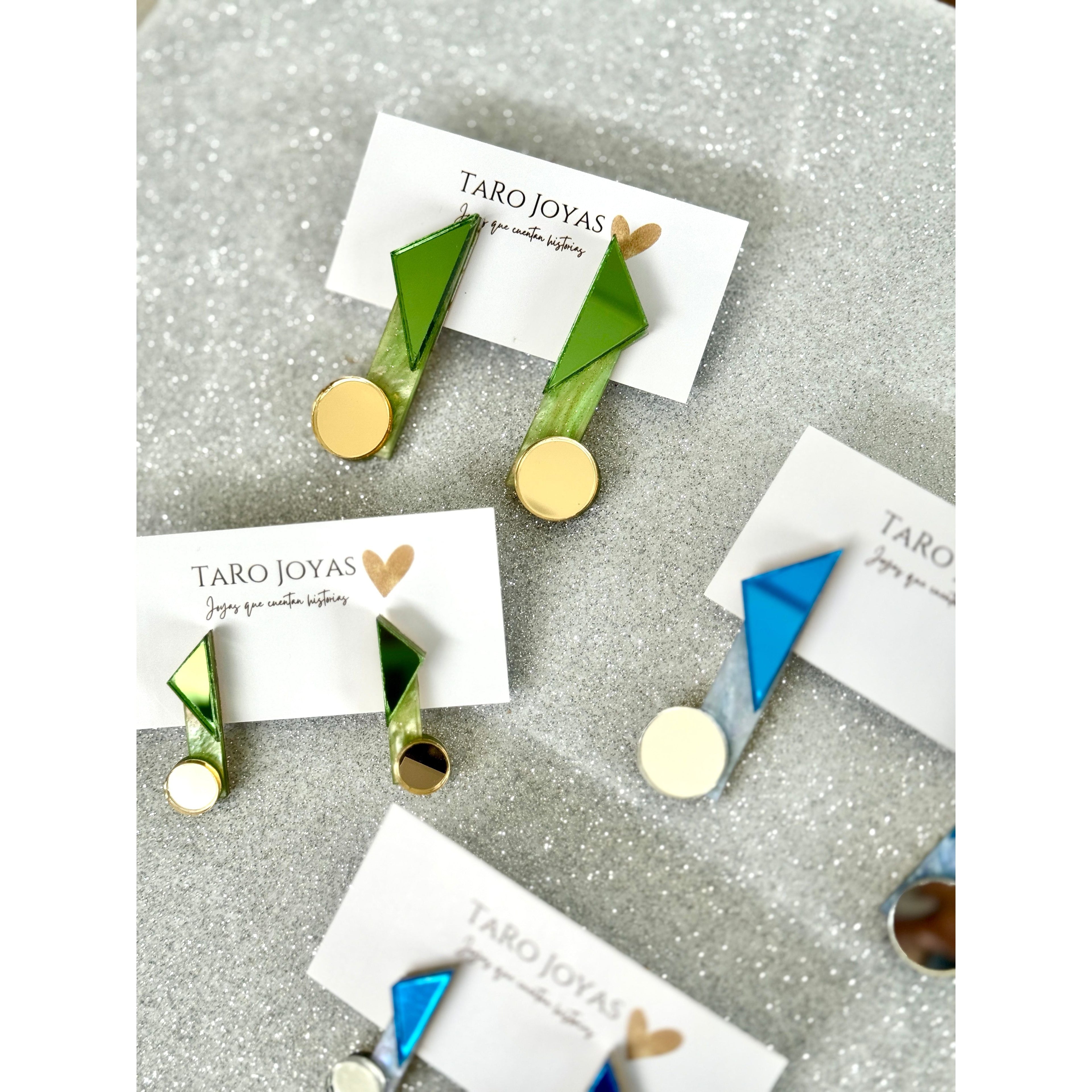 Pendientes TaRo Joyas de metacrilato ligero con colores vibrantes, colección Ataraxia, accesorios únicos y originales para elevar tu look de fin de semana o diario.