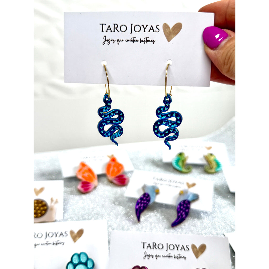 Pendientes TaRo Joyas de metacrilato ligero con diseños de animales y huellas coloridas, colección Kukur, accesorios divertidos y originales inspirados en la naturaleza.