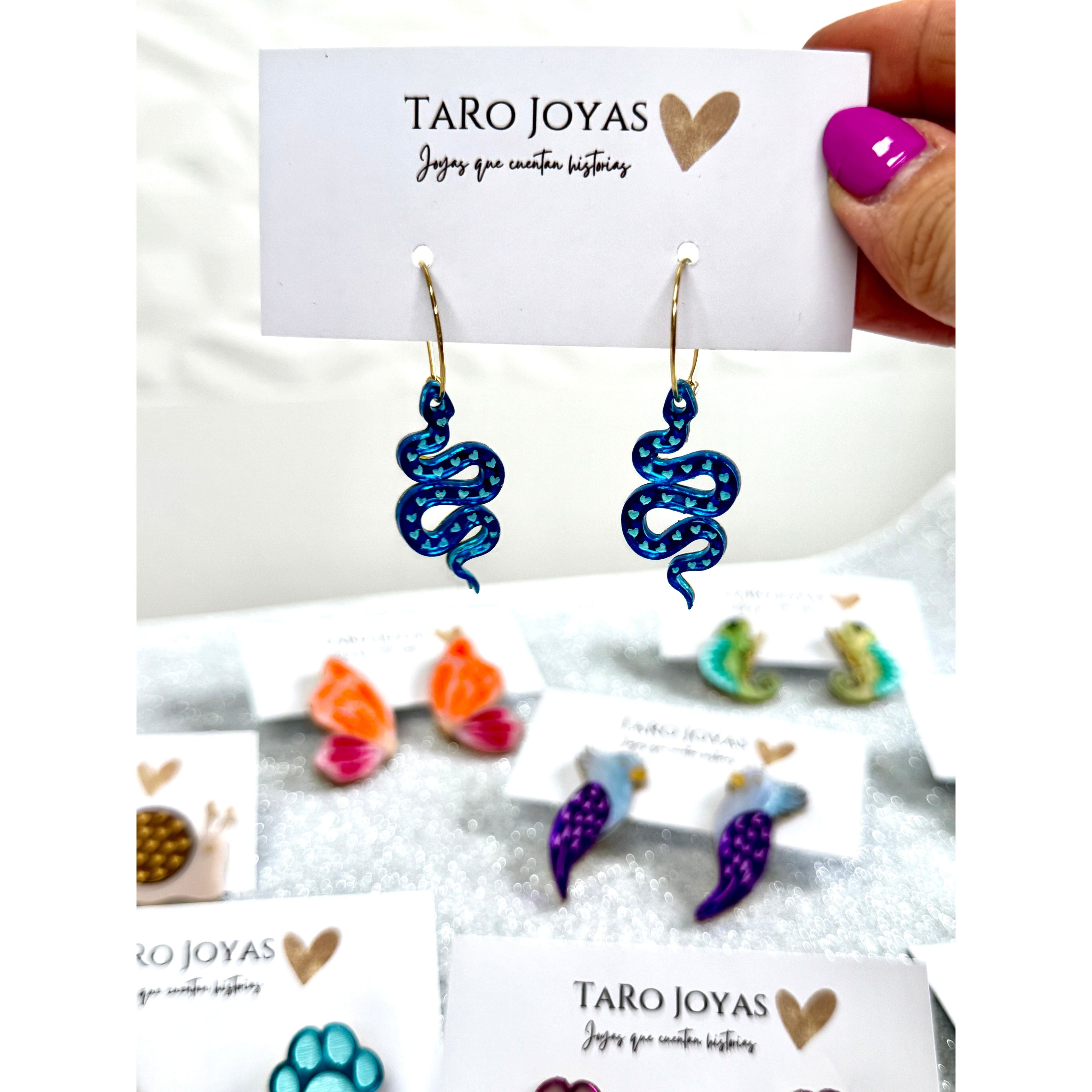 Pendientes TaRo Joyas de metacrilato ligero con diseños de animales y huellas coloridas, colección Kukur, accesorios divertidos y originales inspirados en la naturaleza.