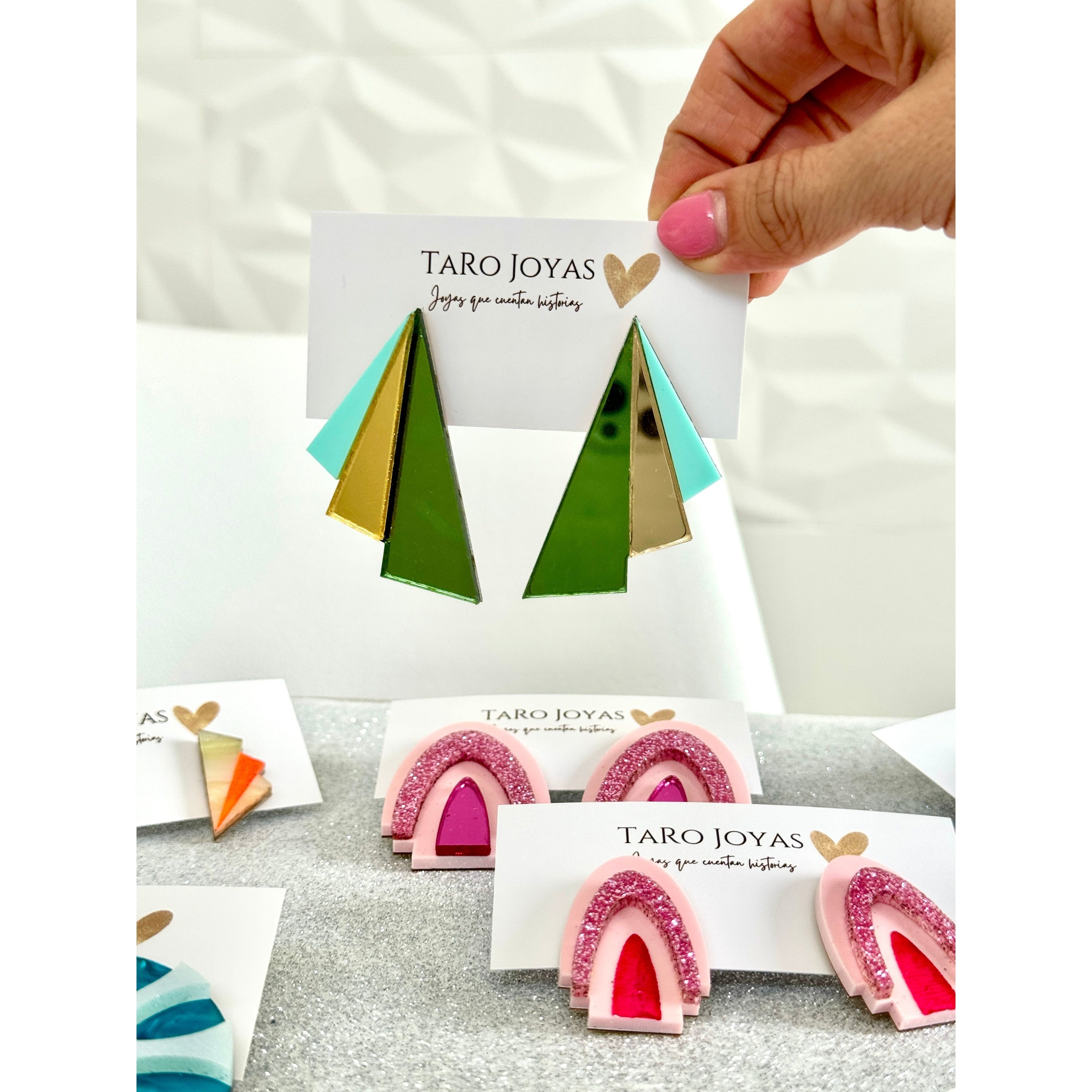 Pendientes TaRo Joyas de metacrilato ligero con colores vibrantes, colección Ataraxia, accesorios únicos y originales para elevar tu look de fin de semana o diario.