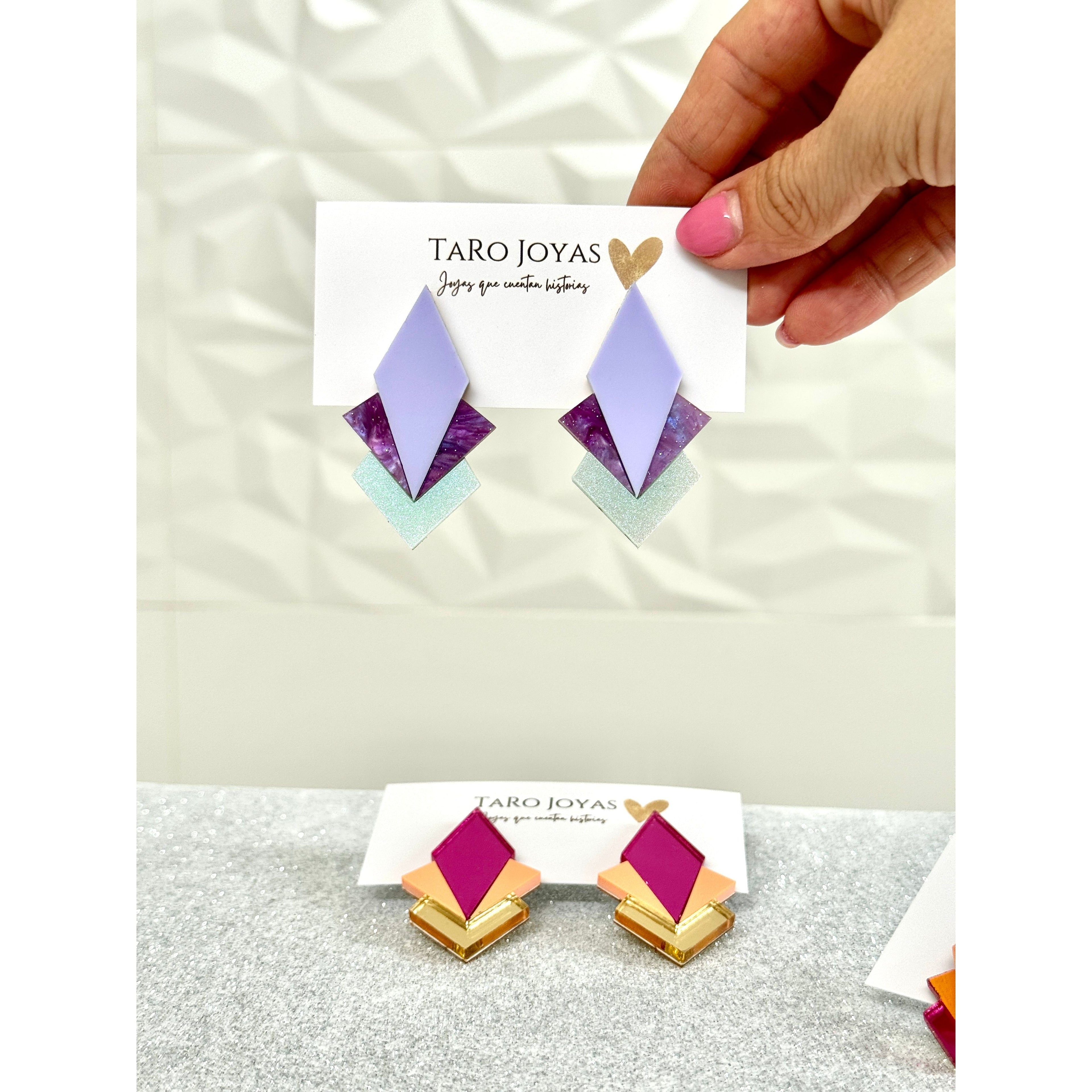 Pendientes TaRo Joyas de metacrilato ligero con colores vibrantes, colección Ataraxia, accesorios únicos y originales para elevar tu look de fin de semana o diario.