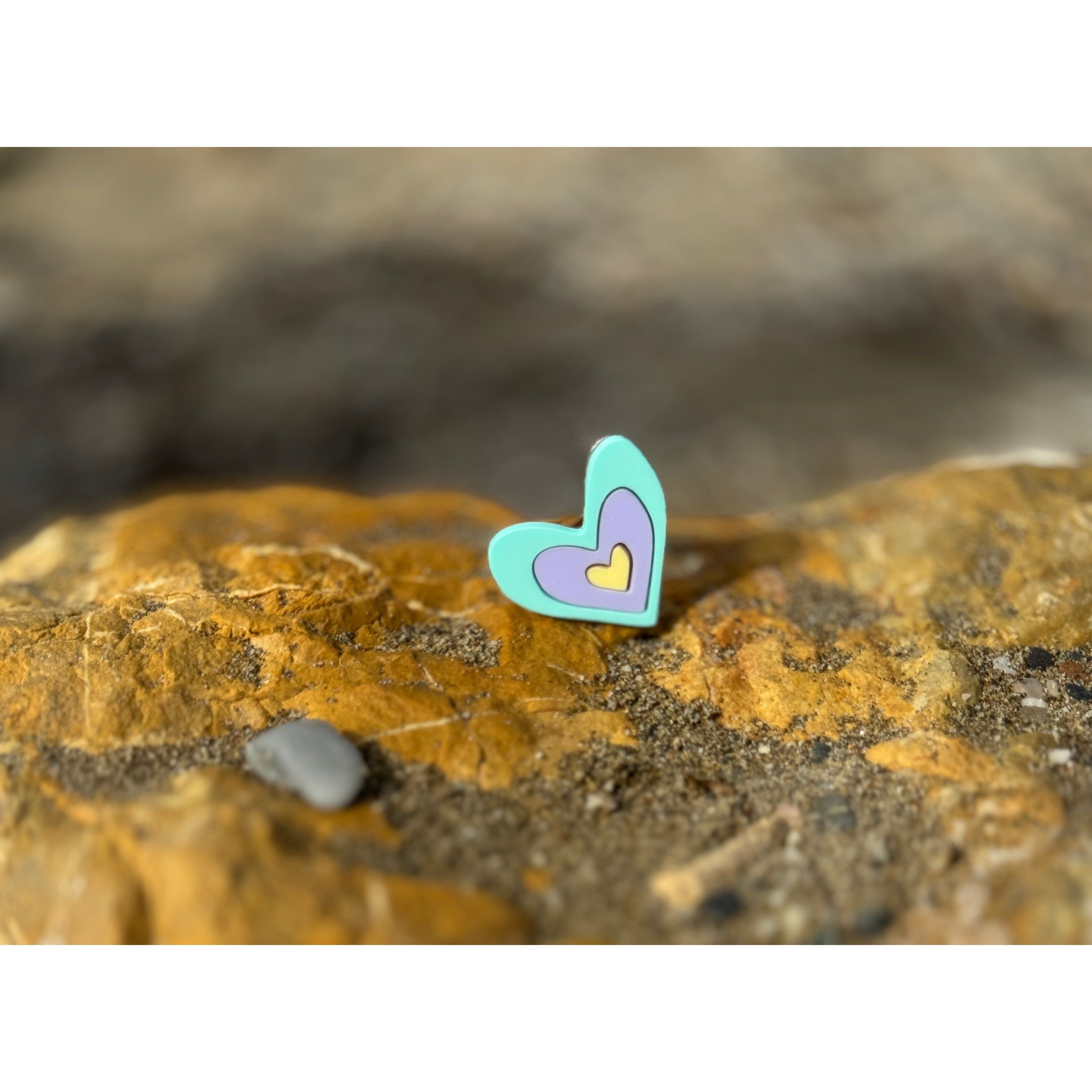 Anillo de metacrilato ligero con diseño de corazón colorido, colección Bonhomía de TaRo Joyas, accesorio divertido y original para brillar en tu día a día.