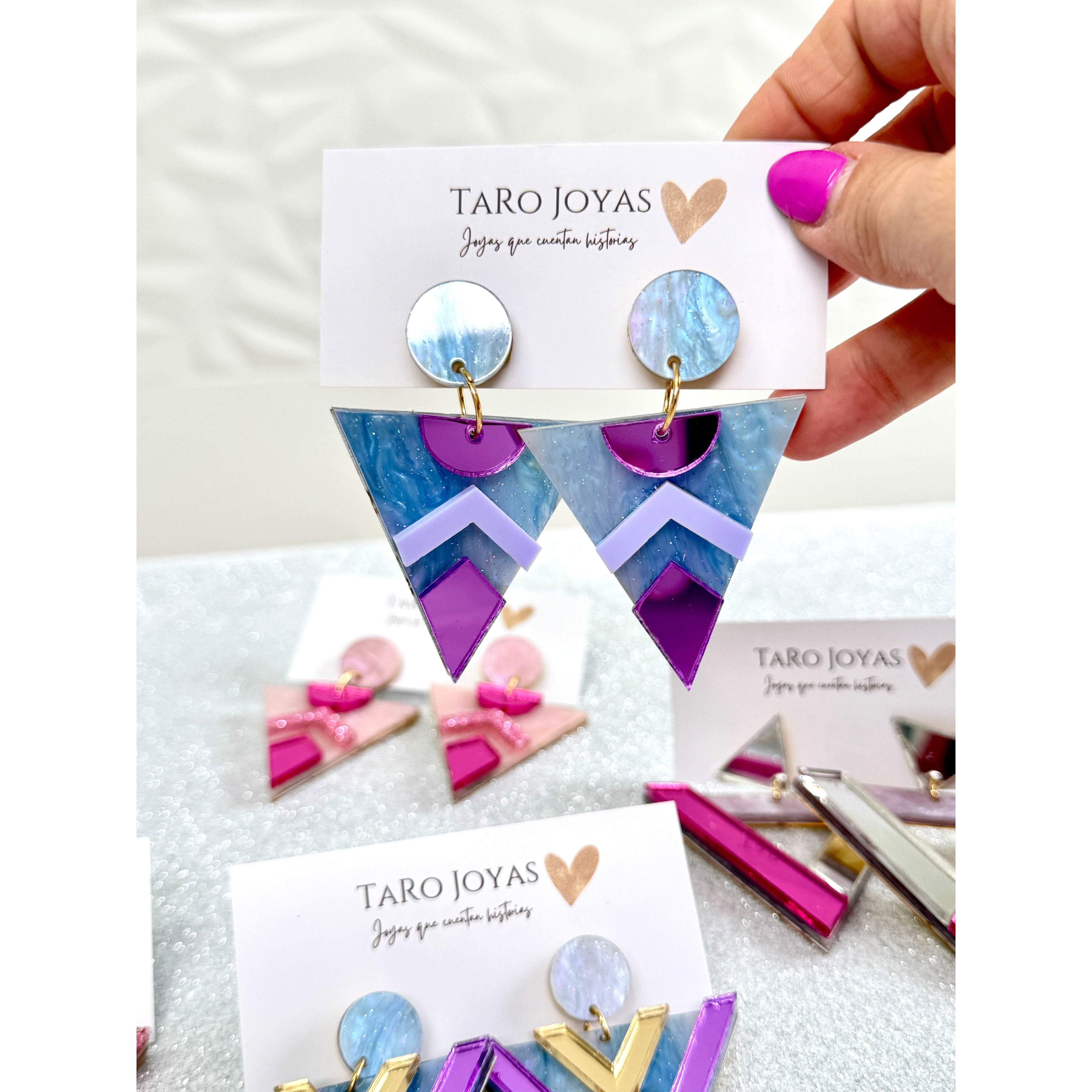 Pendientes TaRo Joyas de metacrilato ligero con colores vibrantes, colección Ataraxia, accesorios únicos y originales para elevar tu look de fin de semana o diario.