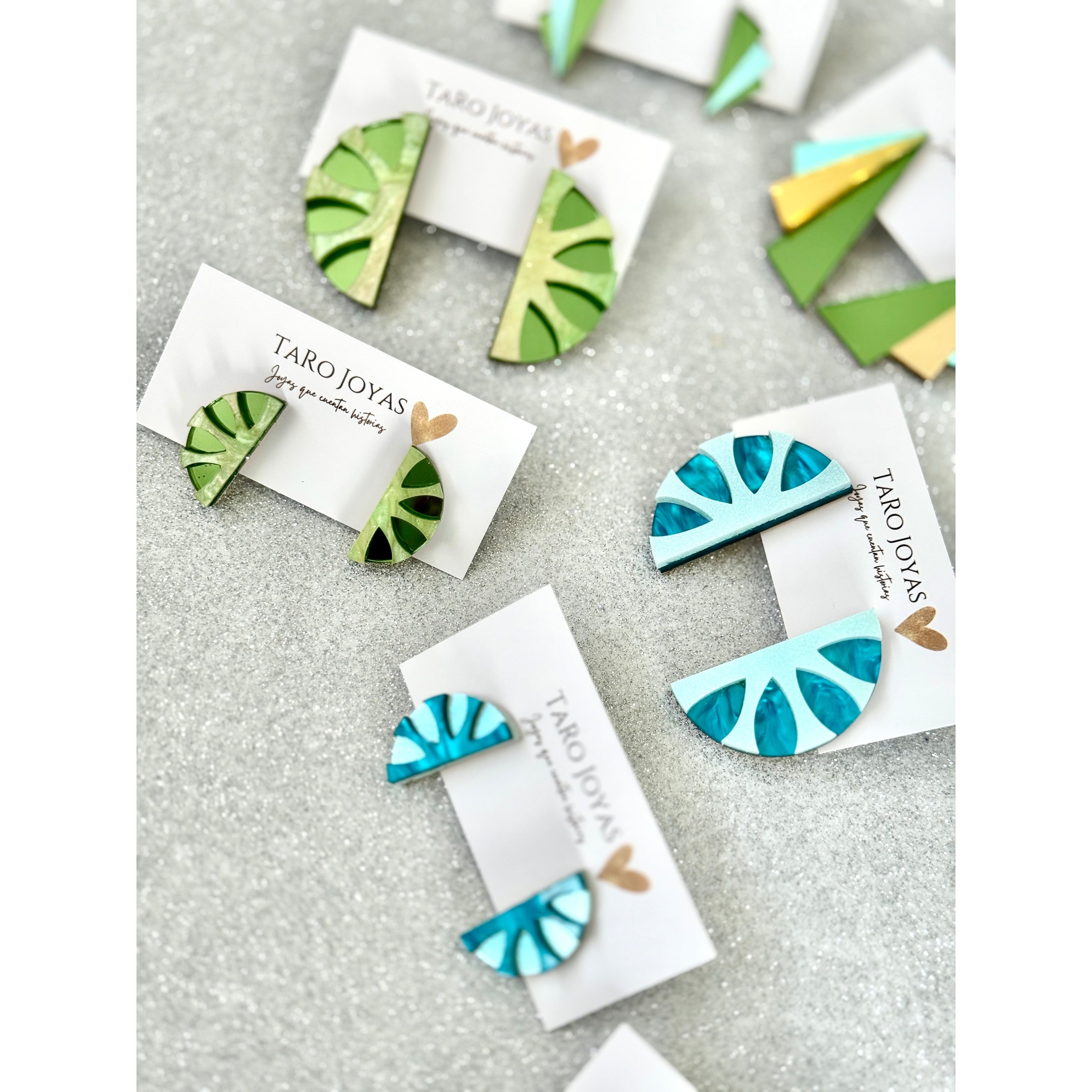 Pendientes TaRo Joyas de metacrilato ligero con colores vibrantes, colección Ataraxia, accesorios únicos y originales para elevar tu look de fin de semana o diario.