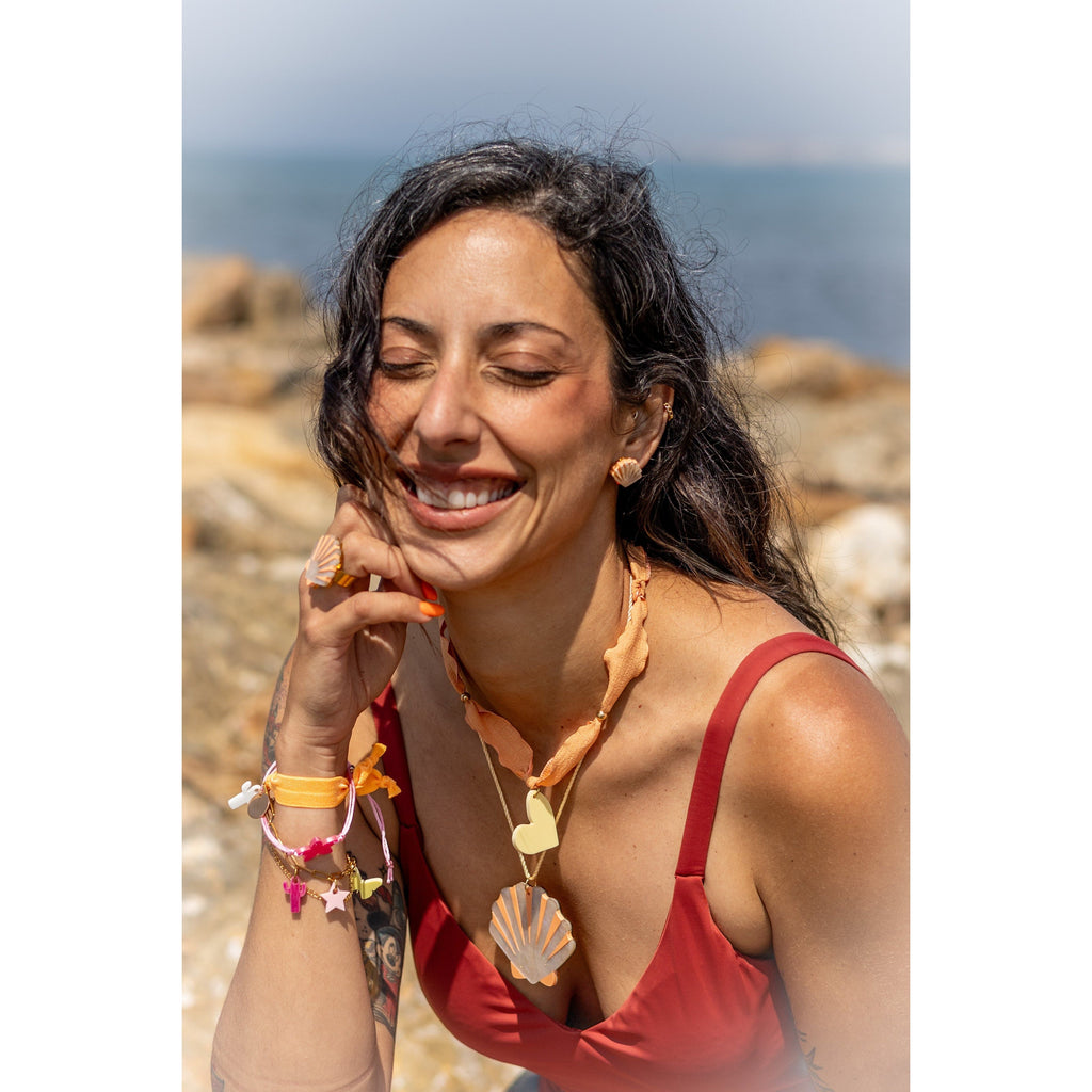 Collar Almeja Arenita cordón-Collares de metacrilato ligero con motivos de playa y mar, colección Sol y Brilli de TaRo Joyas, accesorios alegres y coloridos para destacar tu outfit.