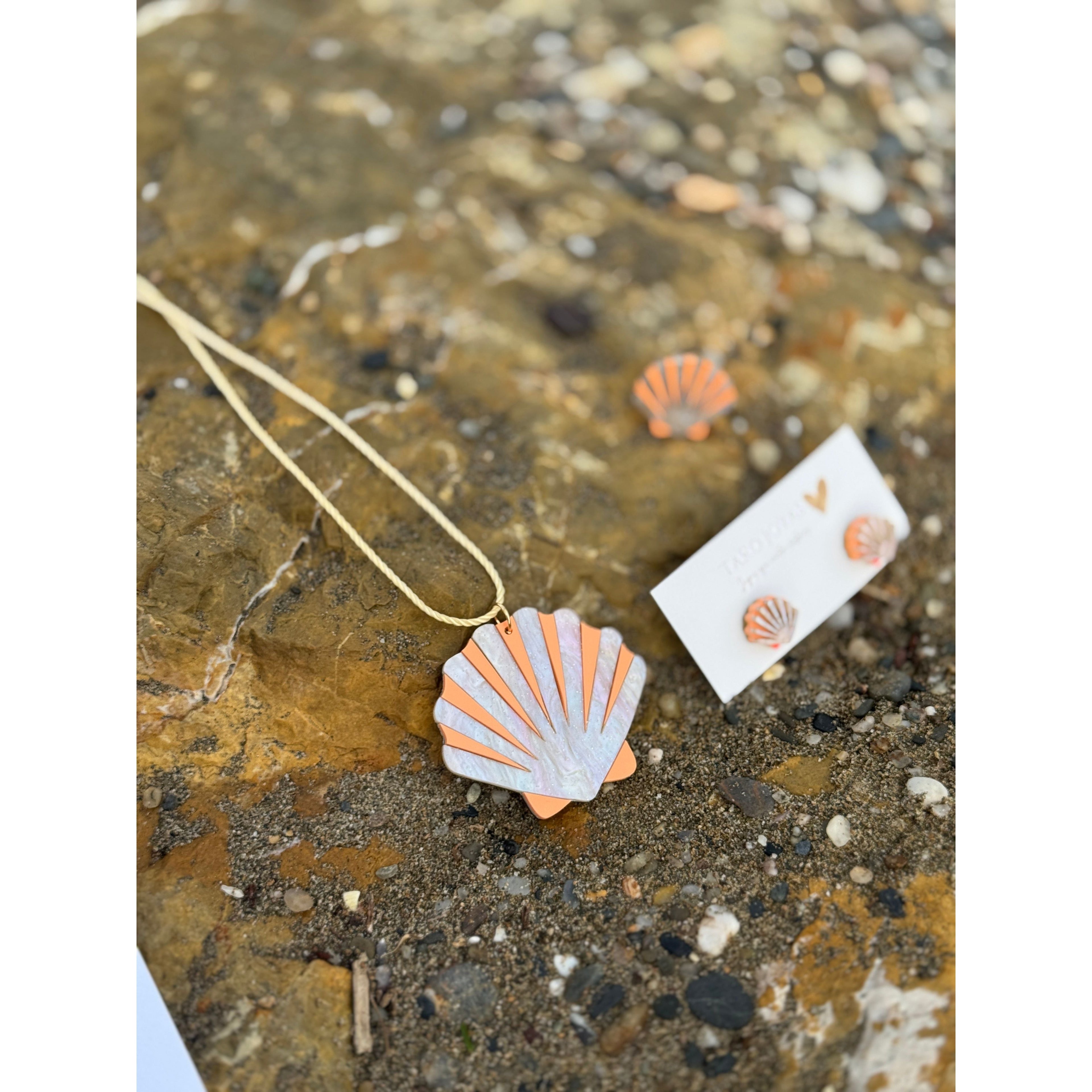 Collar Almeja Arenita cordón-Collares de metacrilato ligero con motivos de playa y mar, colección Sol y Brilli de TaRo Joyas, accesorios alegres y coloridos para destacar tu outfit.