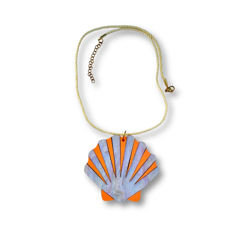 Collares de metacrilato ligero con motivos de playa y mar, colección Sol y Brilli de TaRo Joyas, accesorios alegres y coloridos para destacar tu outfit.