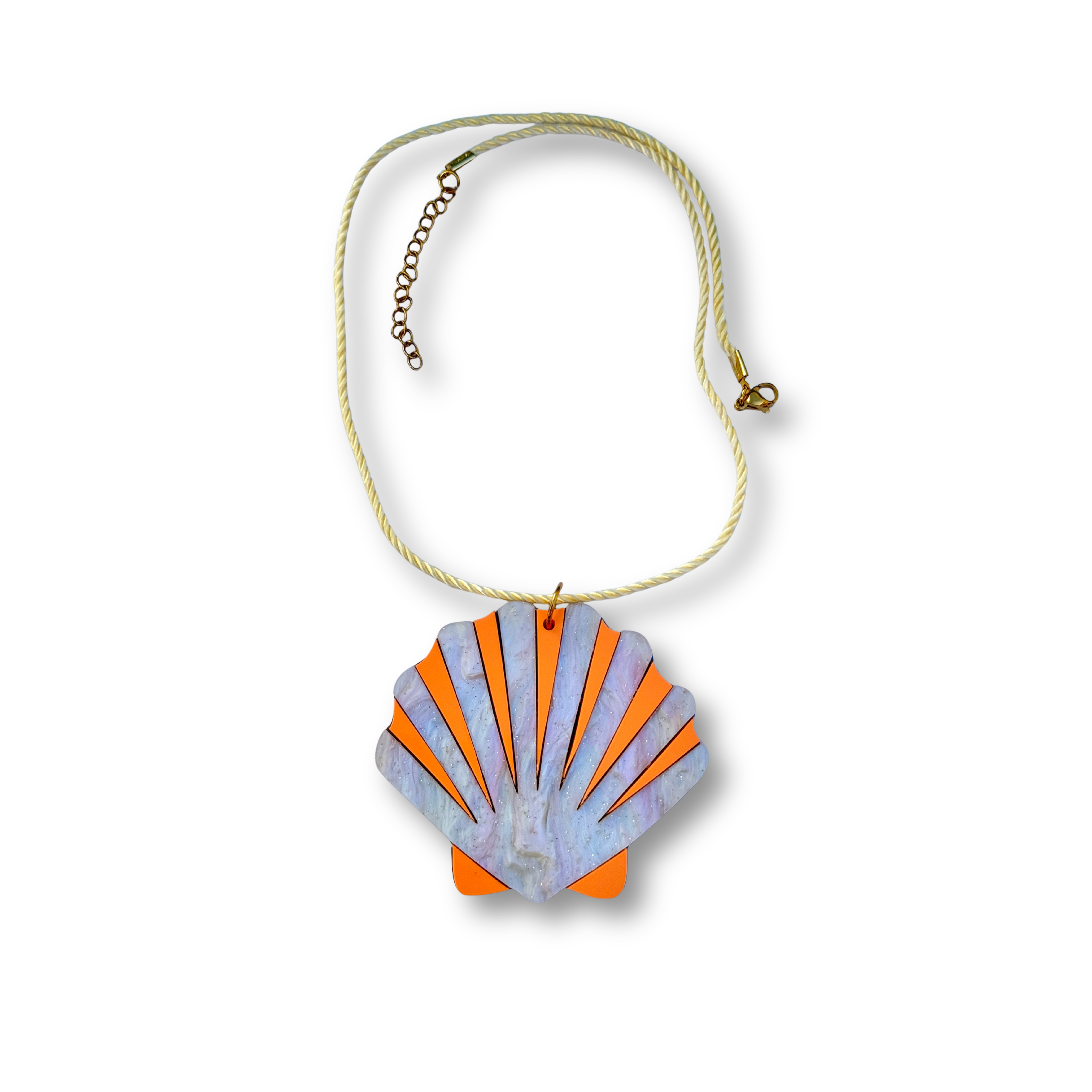 Collares de metacrilato ligero con motivos de playa y mar, colección Sol y Brilli de TaRo Joyas, accesorios alegres y coloridos para destacar tu outfit.
