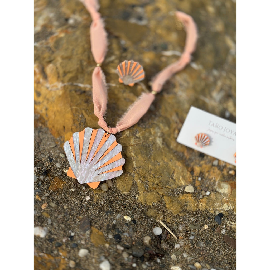 Collar Almeja Arenita seda-Collares de metacrilato ligero con motivos de playa y mar, colección Sol y Brilli de TaRo Joyas, accesorios alegres y coloridos para destacar tu outfit.